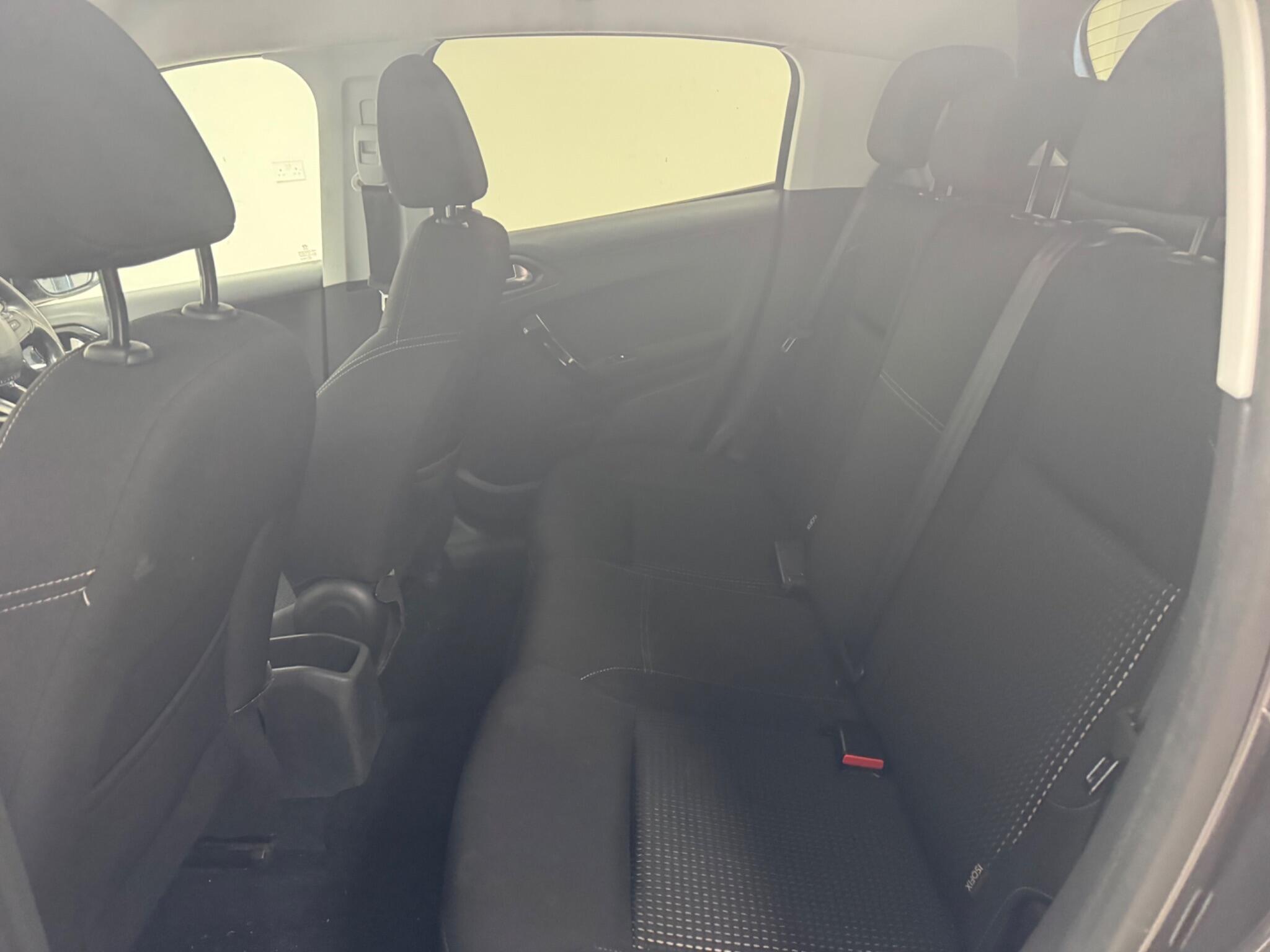 Peugeot 208 view 9