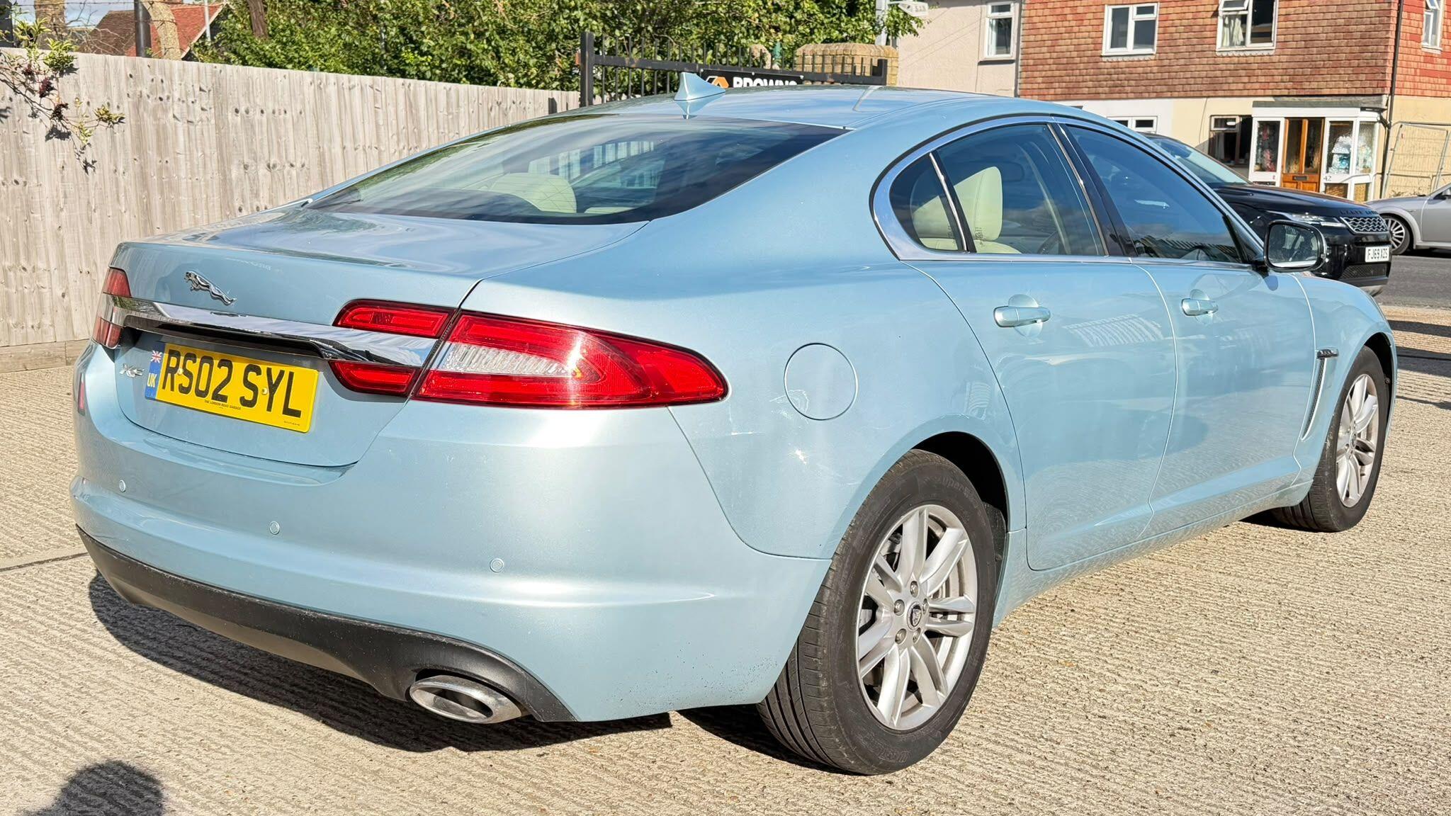 Jaguar XF view 3