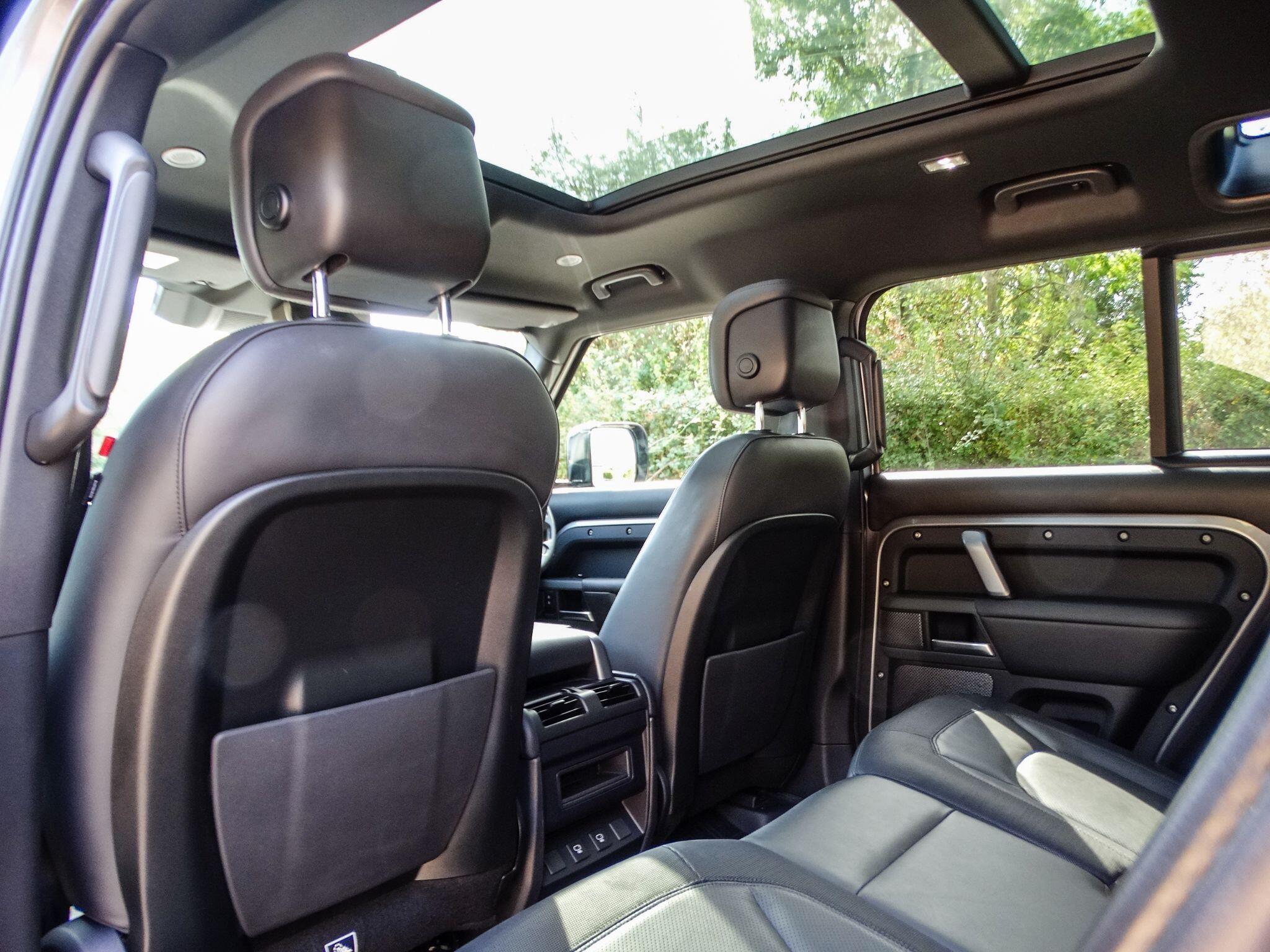 Land Rover Defender 110 view 14