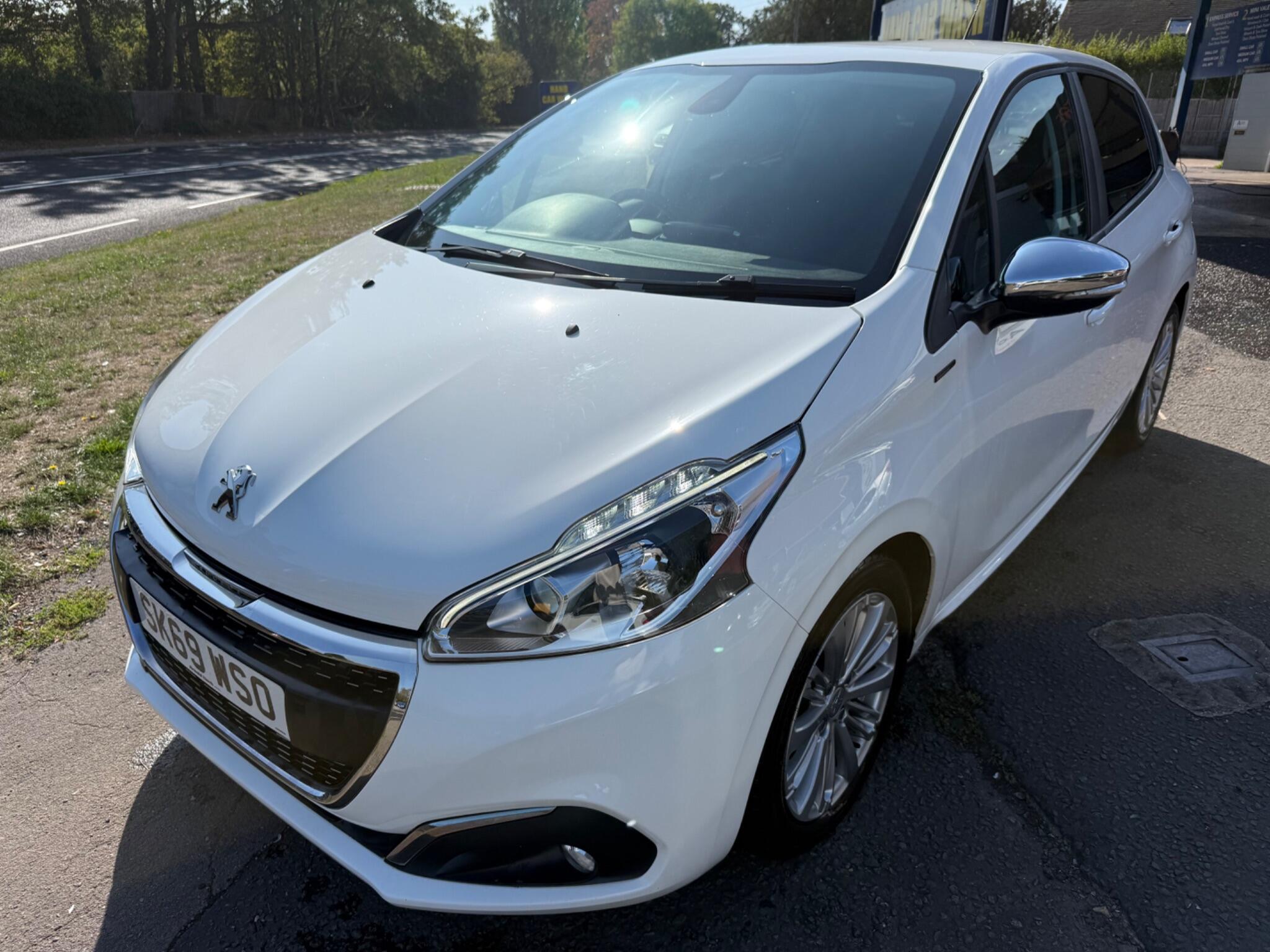 Peugeot 208 view 6
