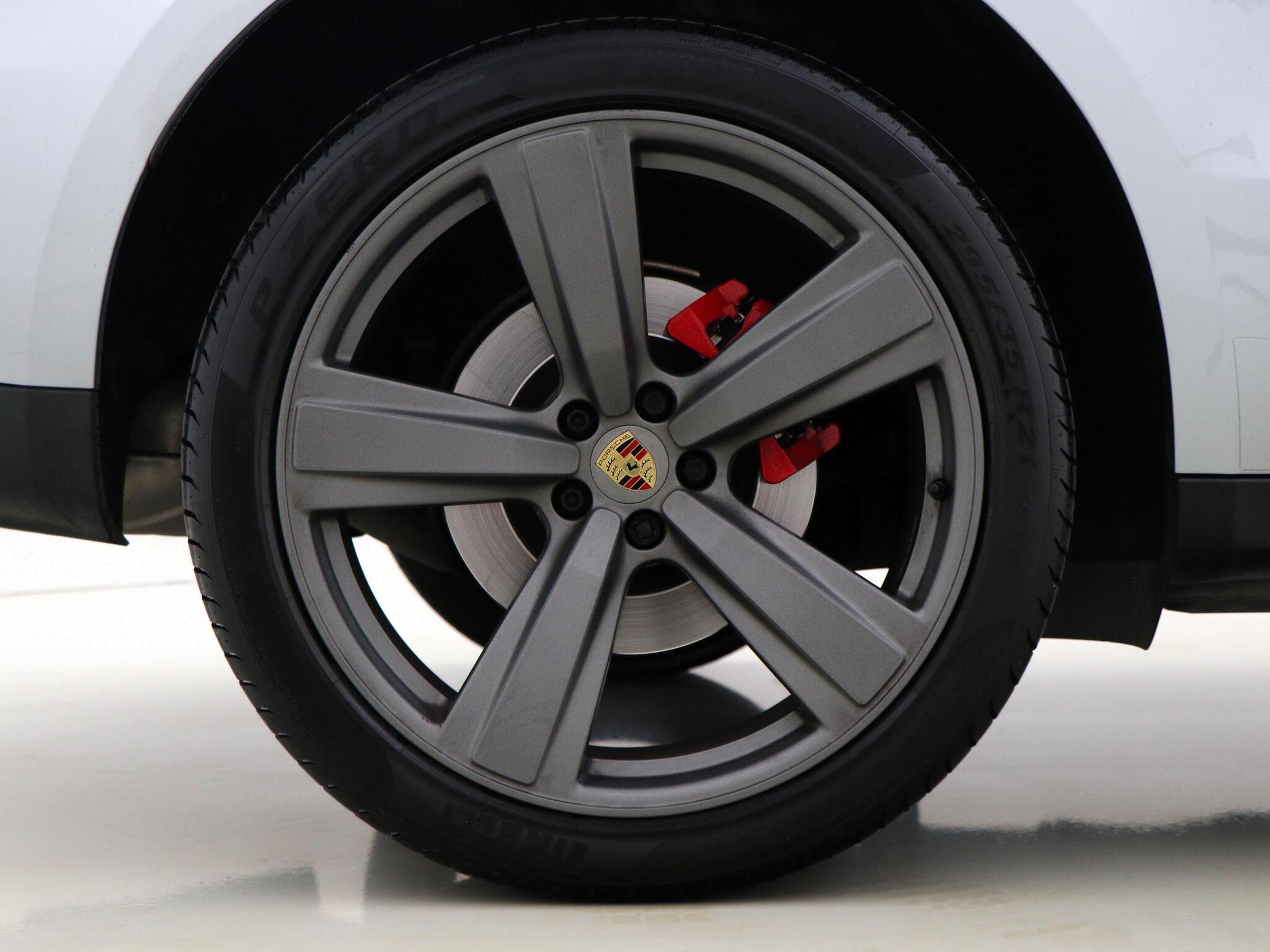 Porsche Macan view 4