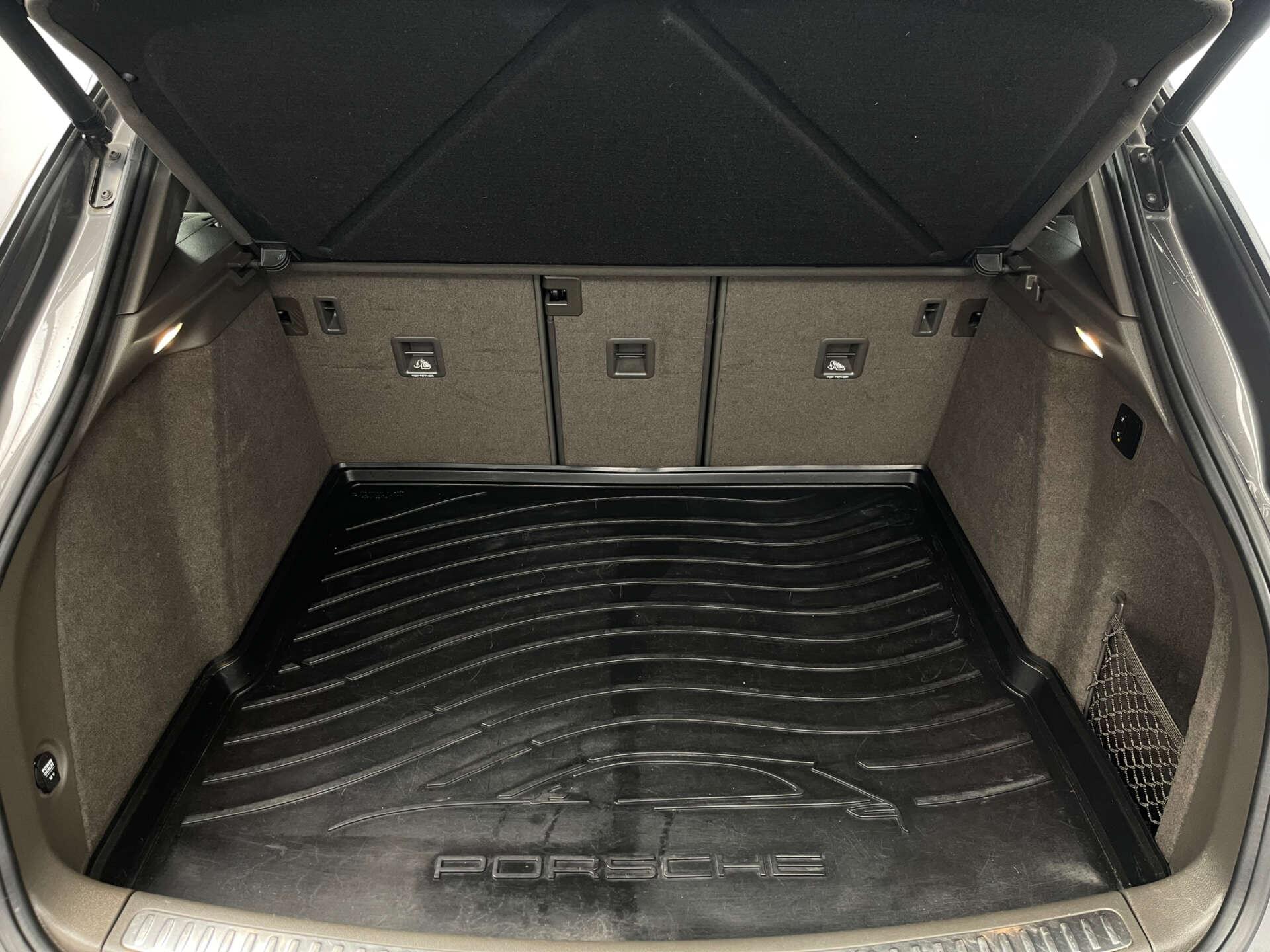 Porsche Macan view 31