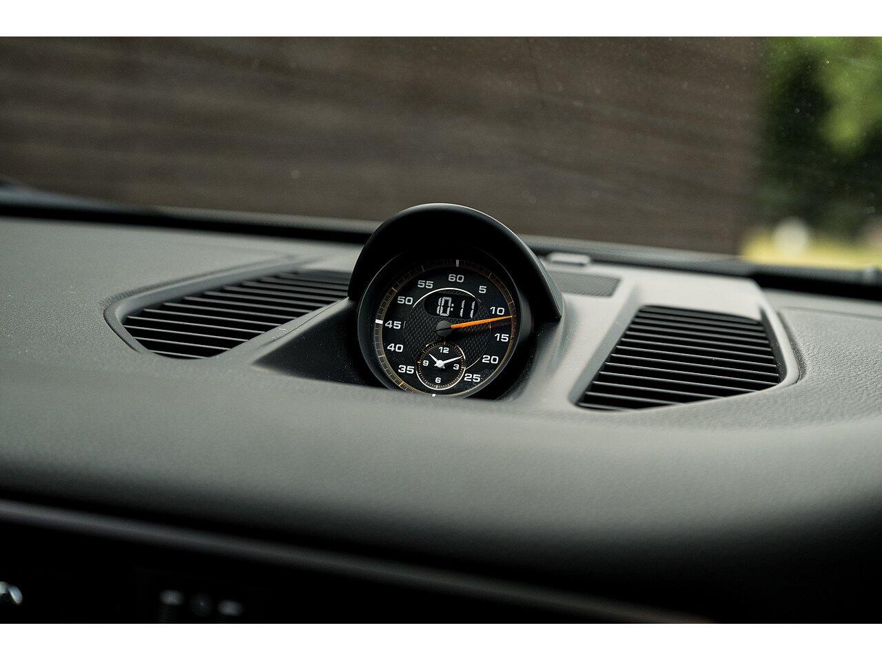 Porsche 911 view 34