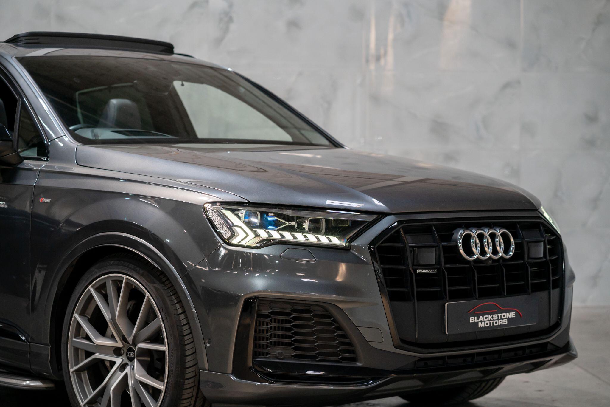Audi Q7 view 47