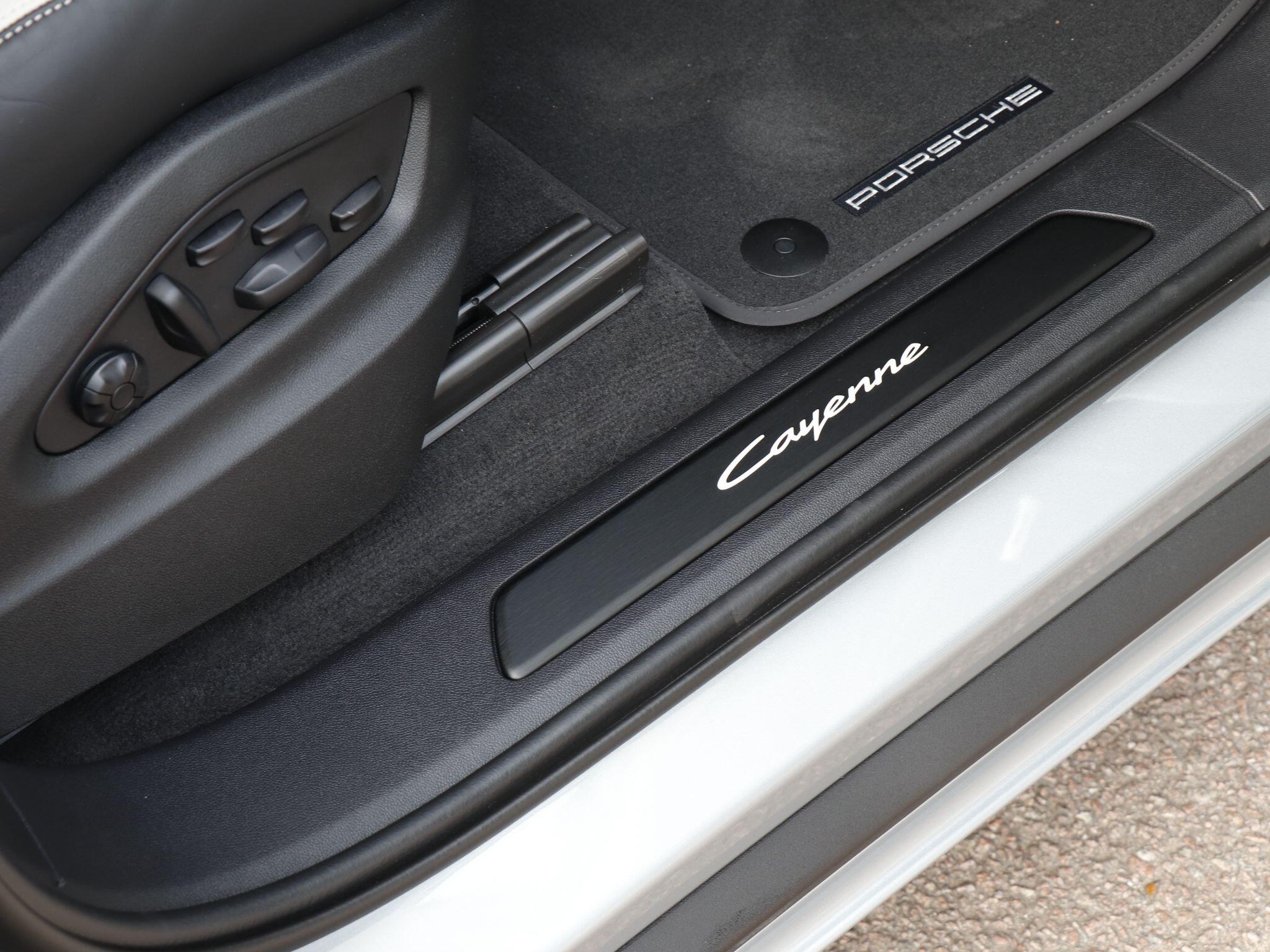 Porsche Cayenne view 23