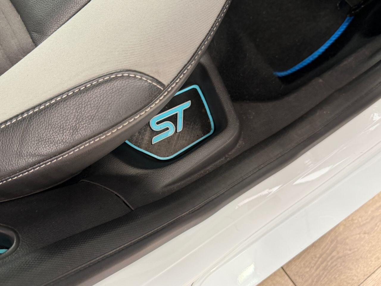 Ford Focus view 45