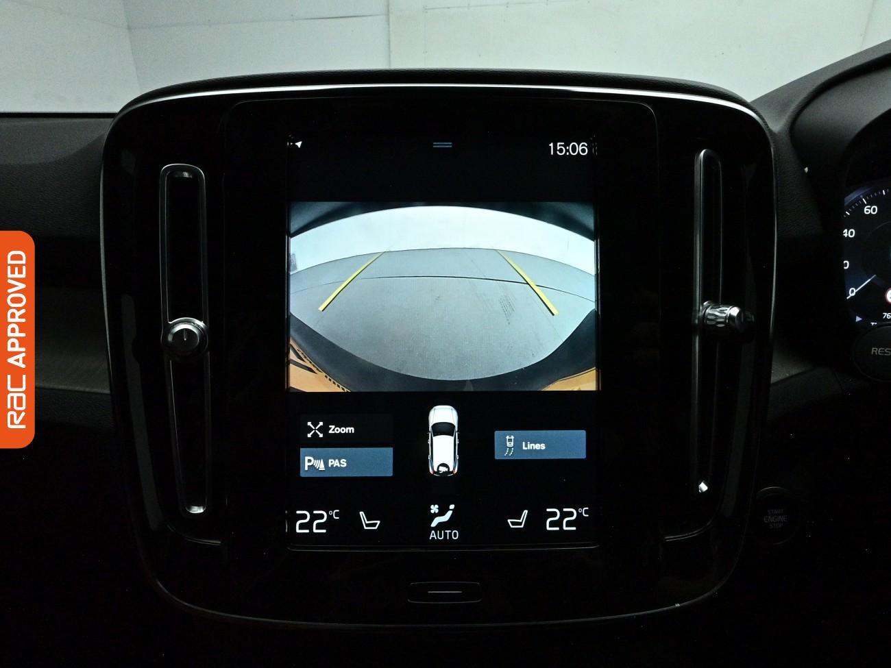 Volvo XC40 view 3