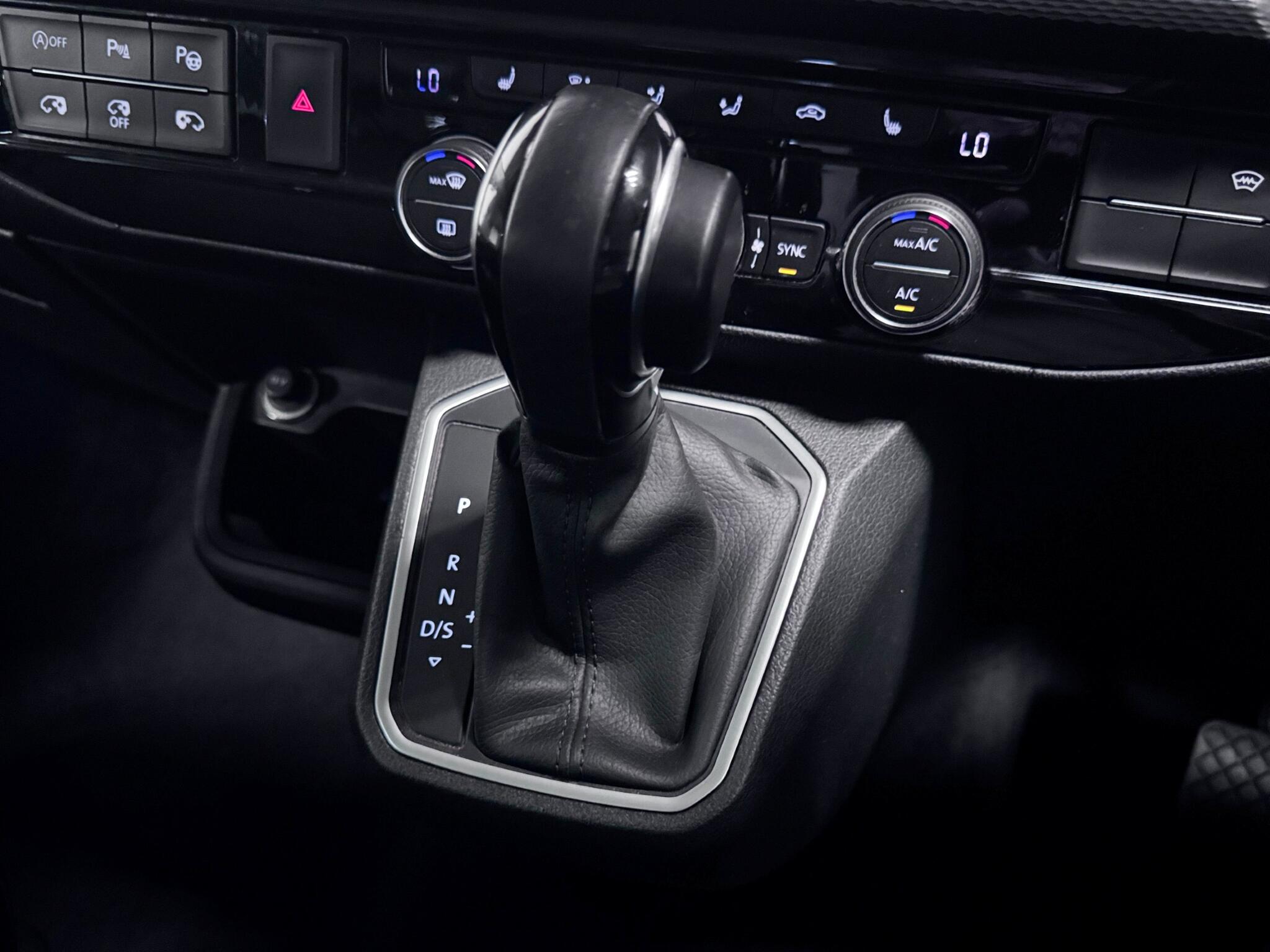 Volkswagen Caravelle view 39