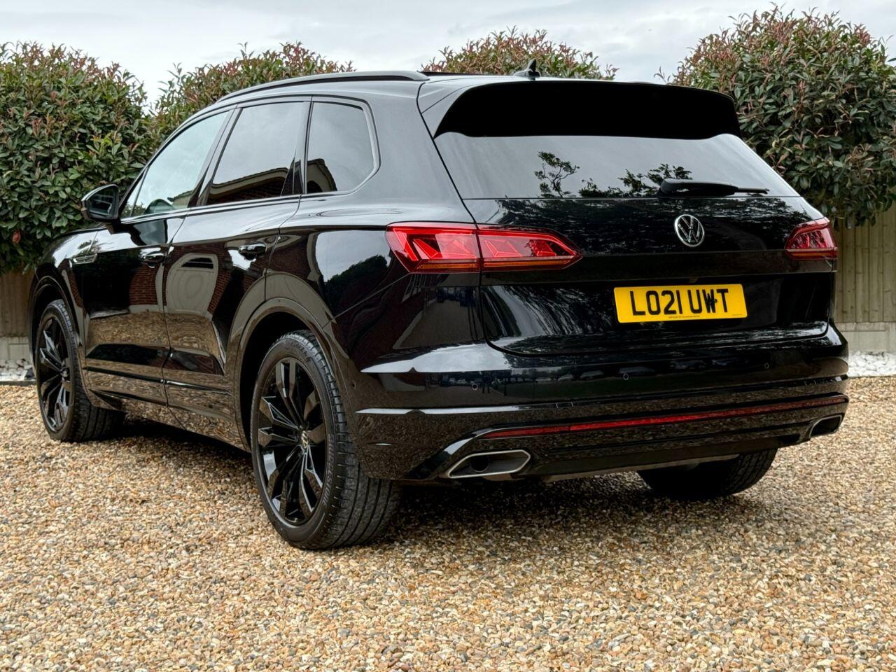 Volkswagen Touareg view 4
