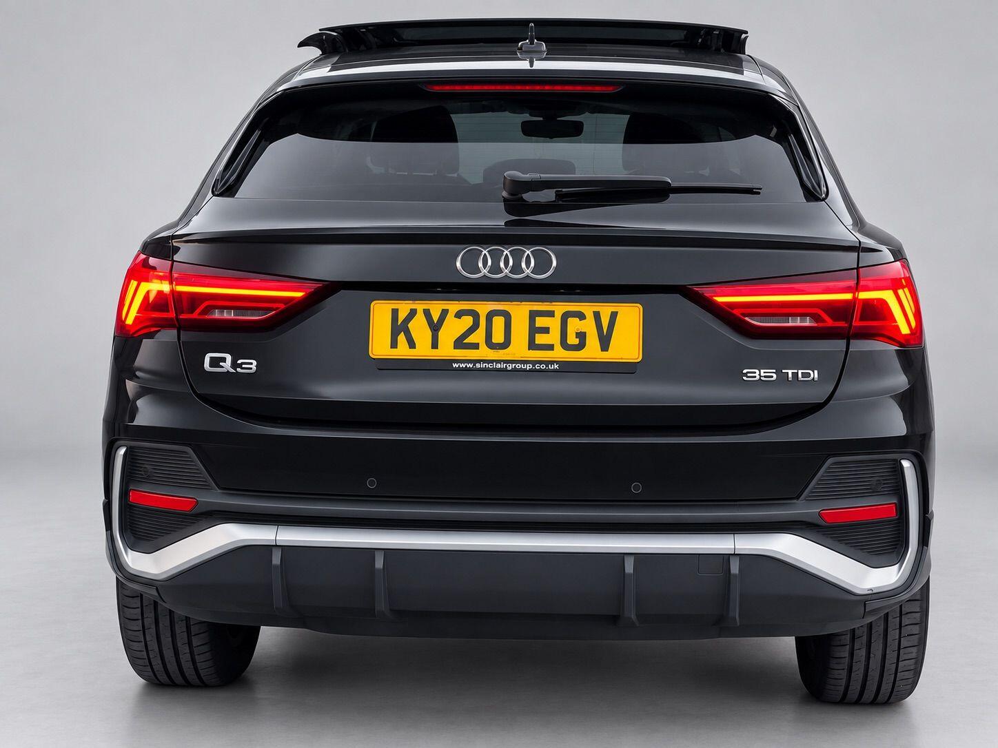 Audi Q3 view 12
