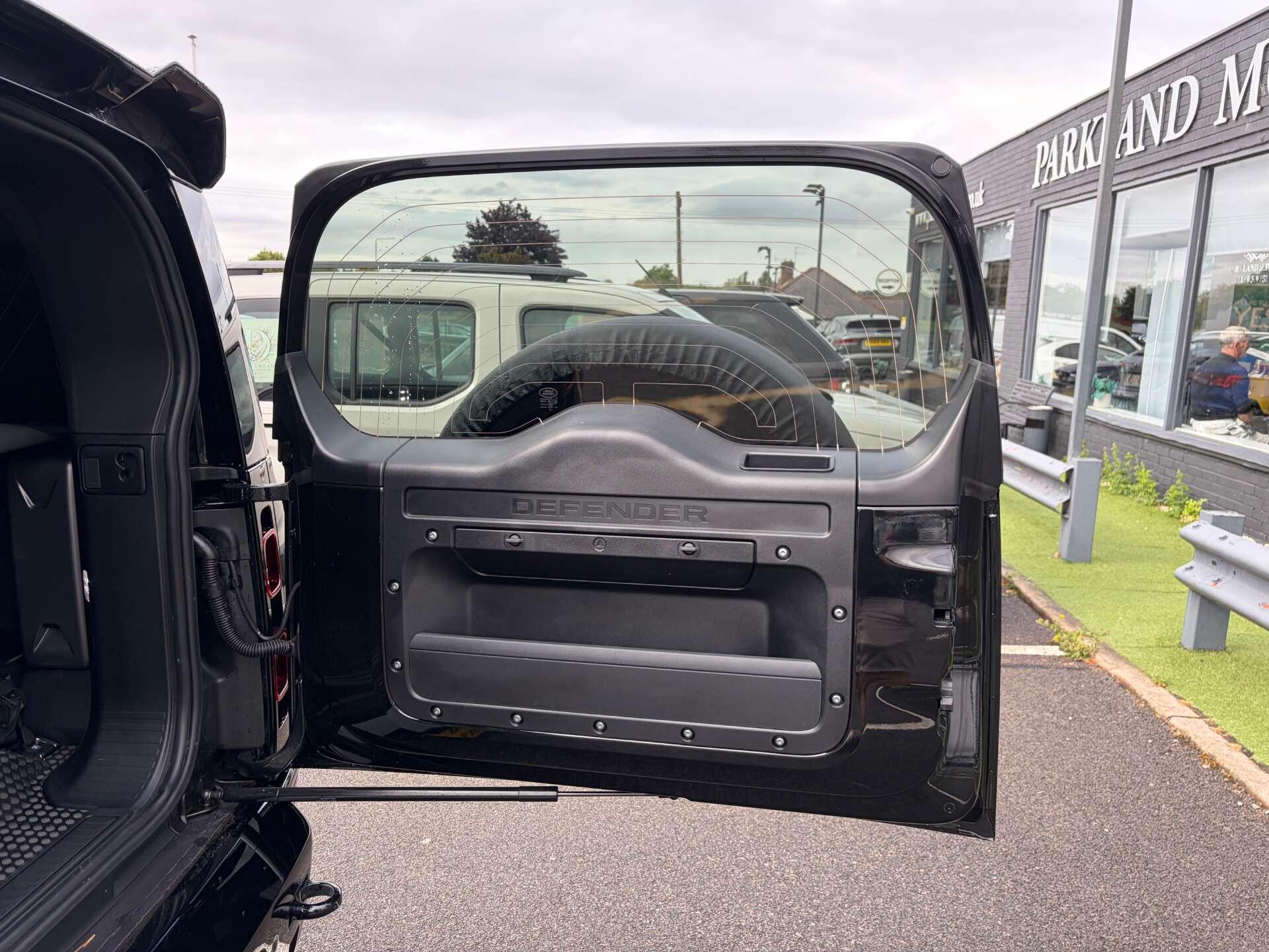 Land Rover Defender 110 view 25
