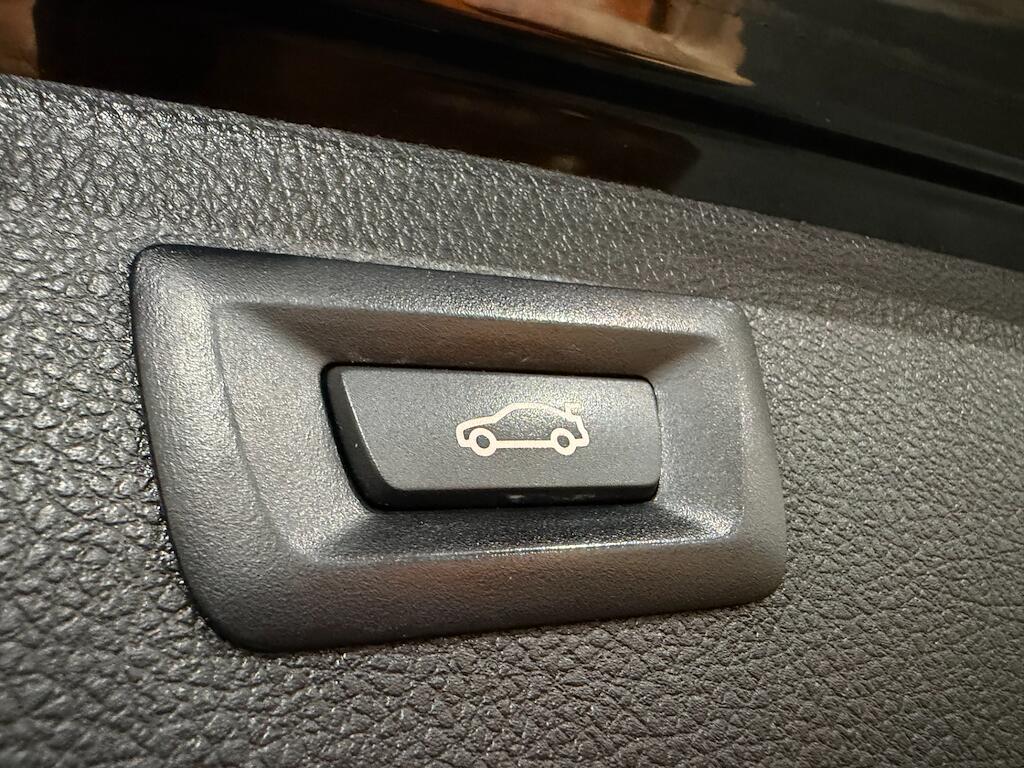 BMW 3 Series view 29