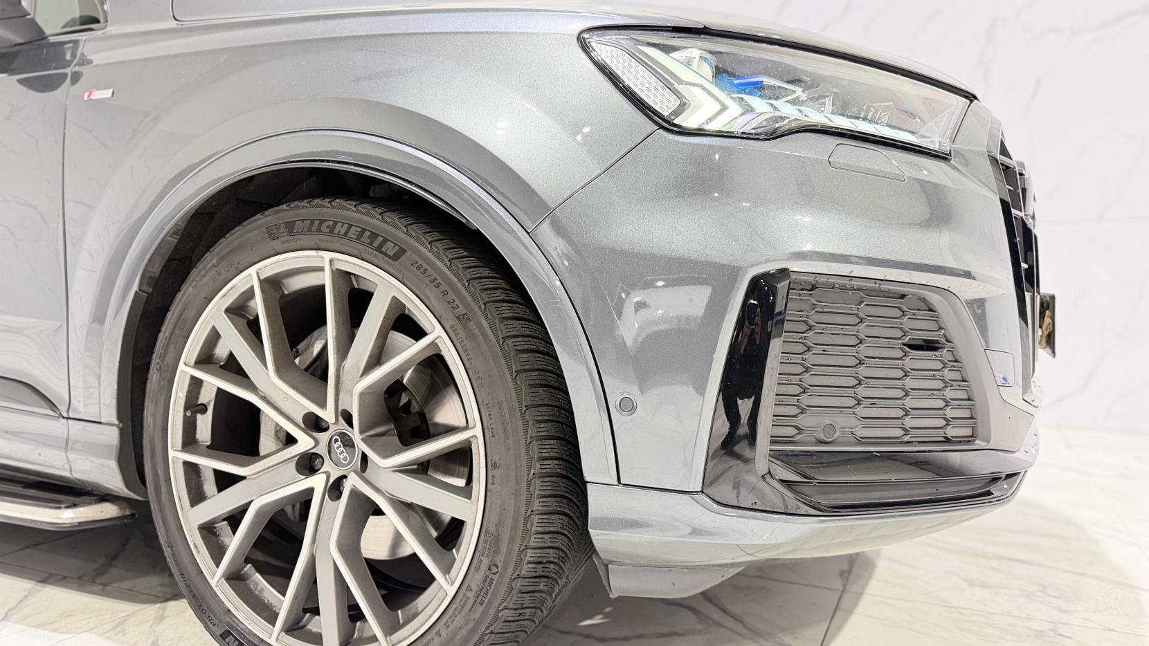 Audi Q7 view 44