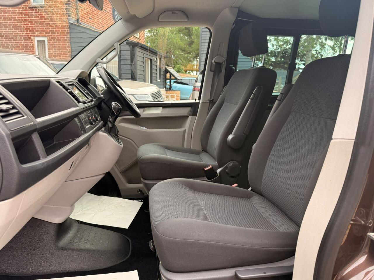 Volkswagen Transporter view 11