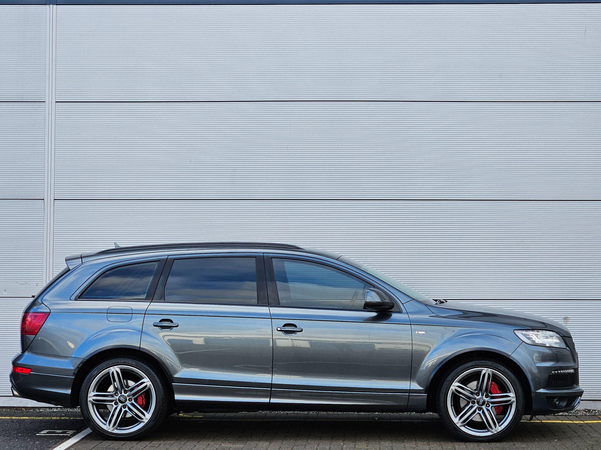 Audi Q7 view 8