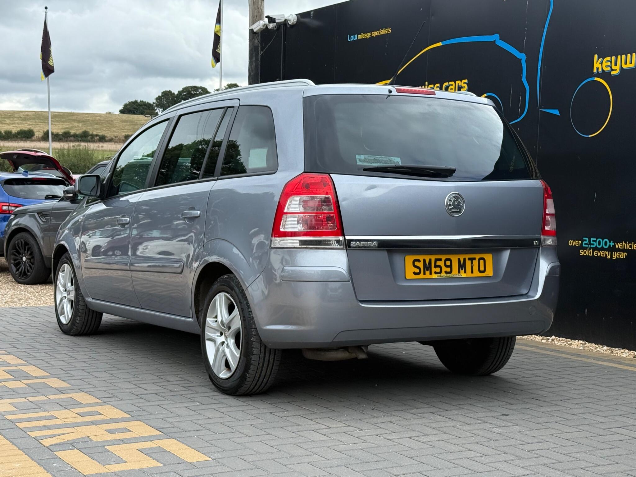 Vauxhall Zafira view 3
