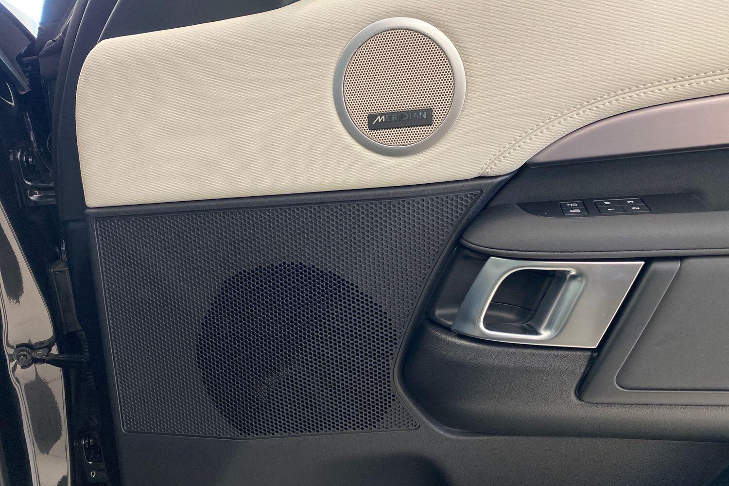 Land Rover Discovery view 32