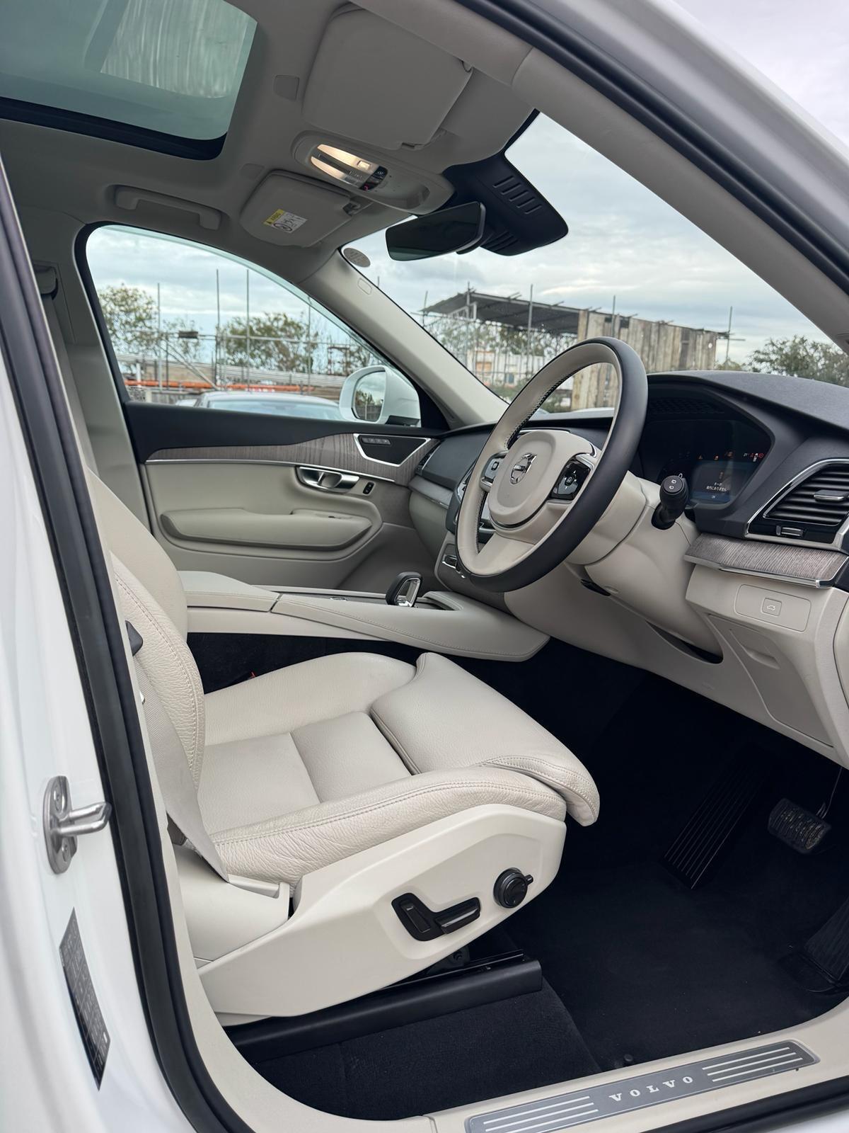 Volvo XC90 view 3