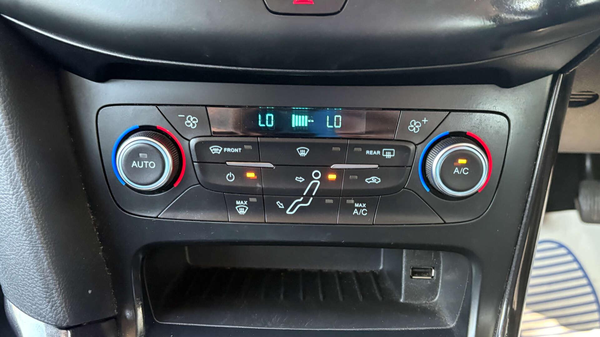 Ford Focus view 31