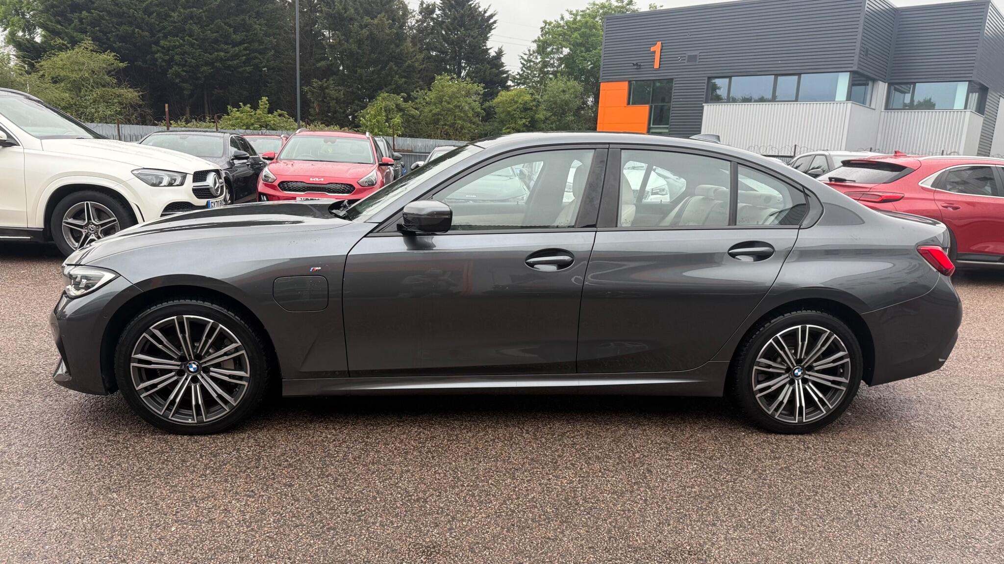 BMW 3 Series view 4