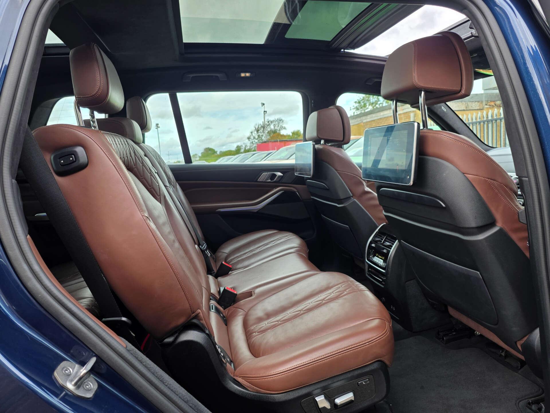 BMW X7 view 25