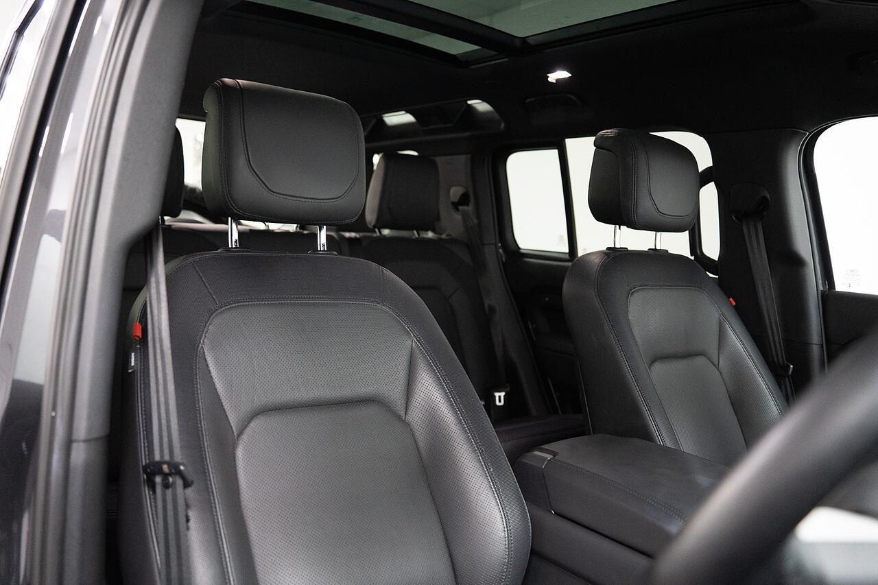 Land Rover Defender view 4