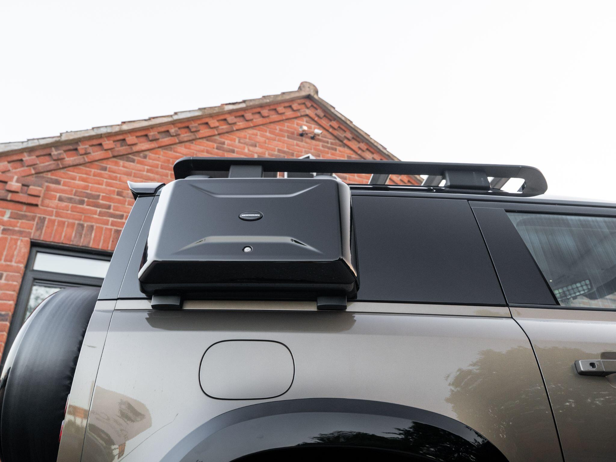 Land Rover Defender 90 view 35
