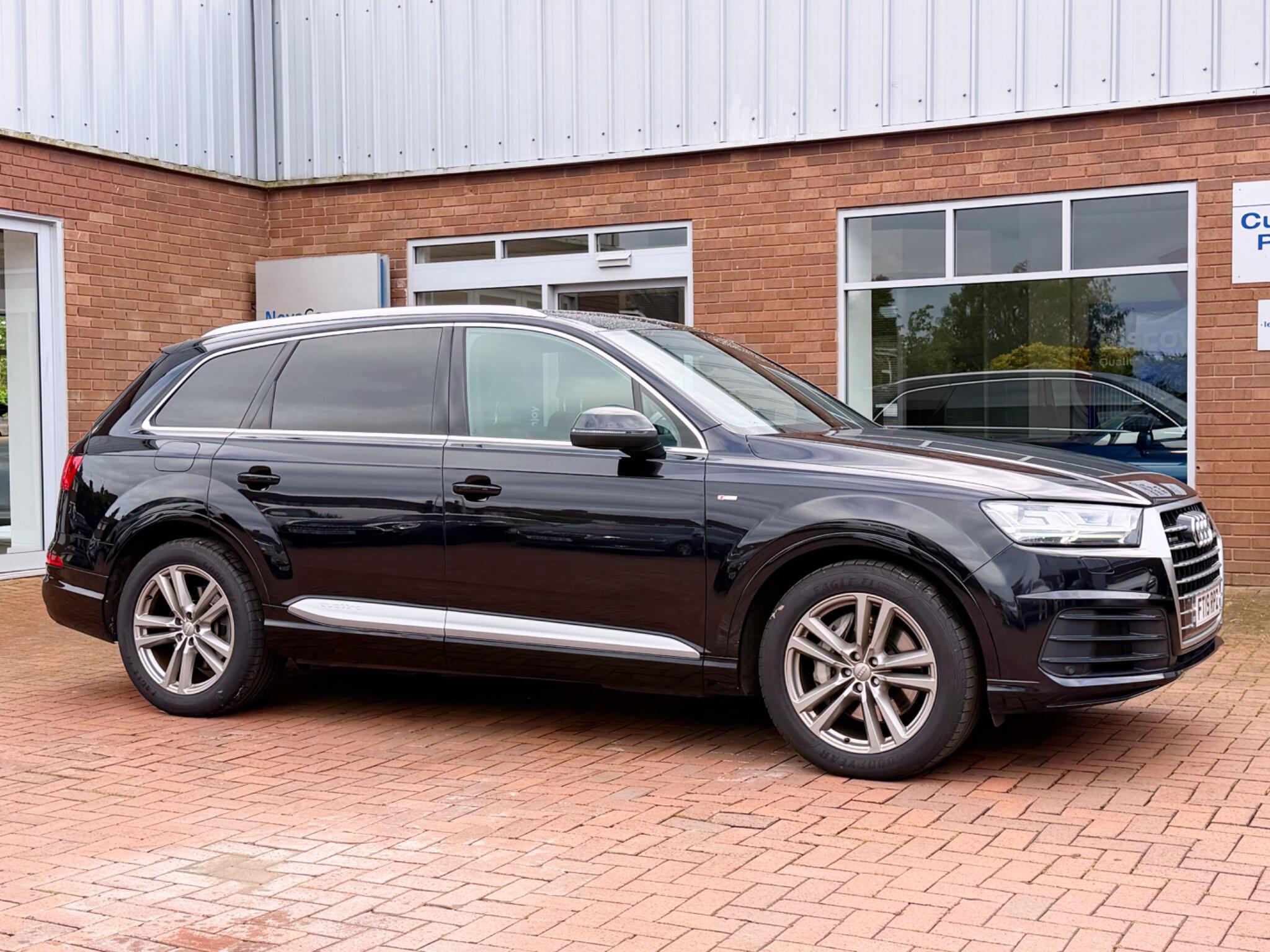 Audi Q7 view 13