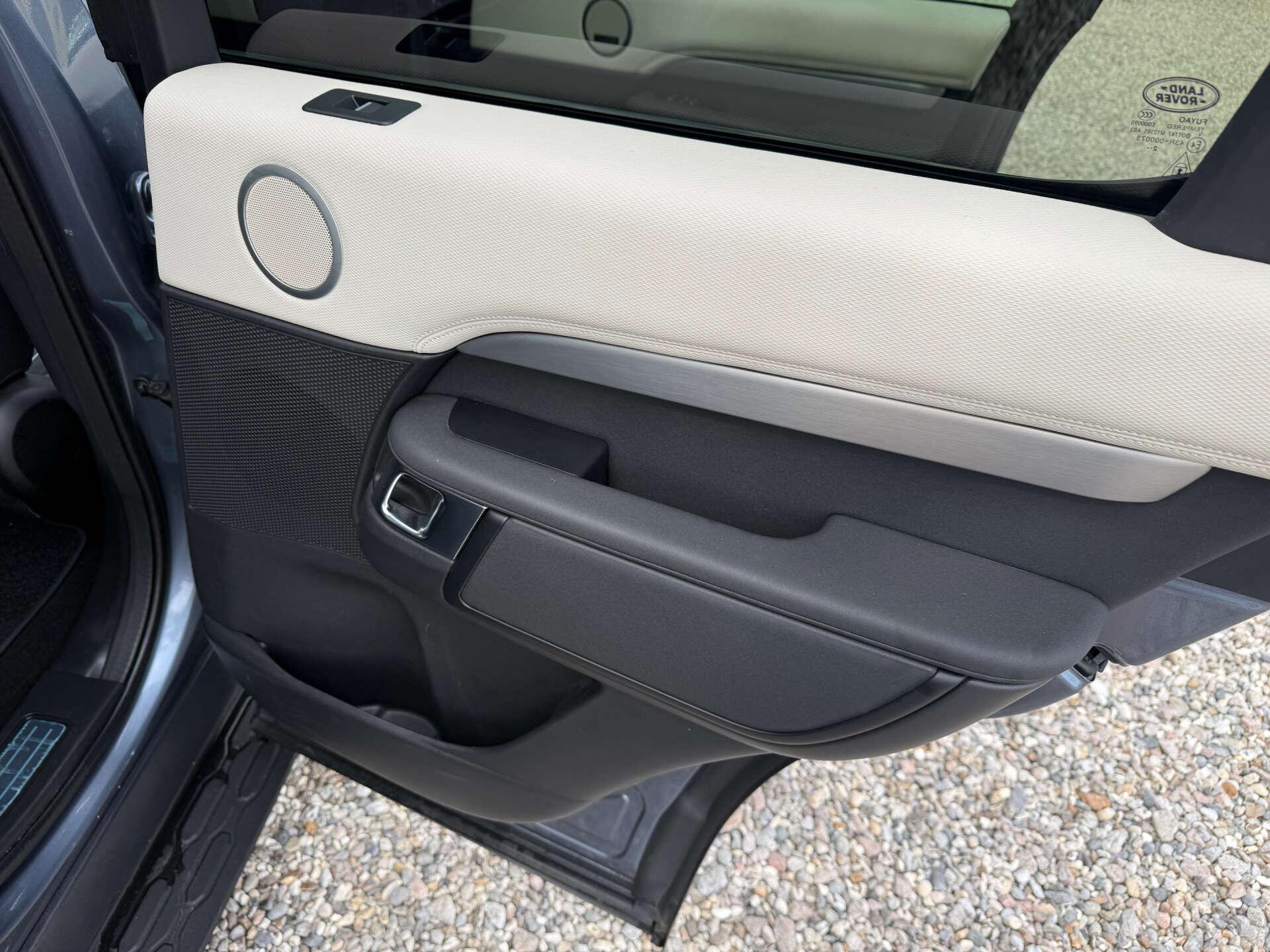 Land Rover Discovery view 22