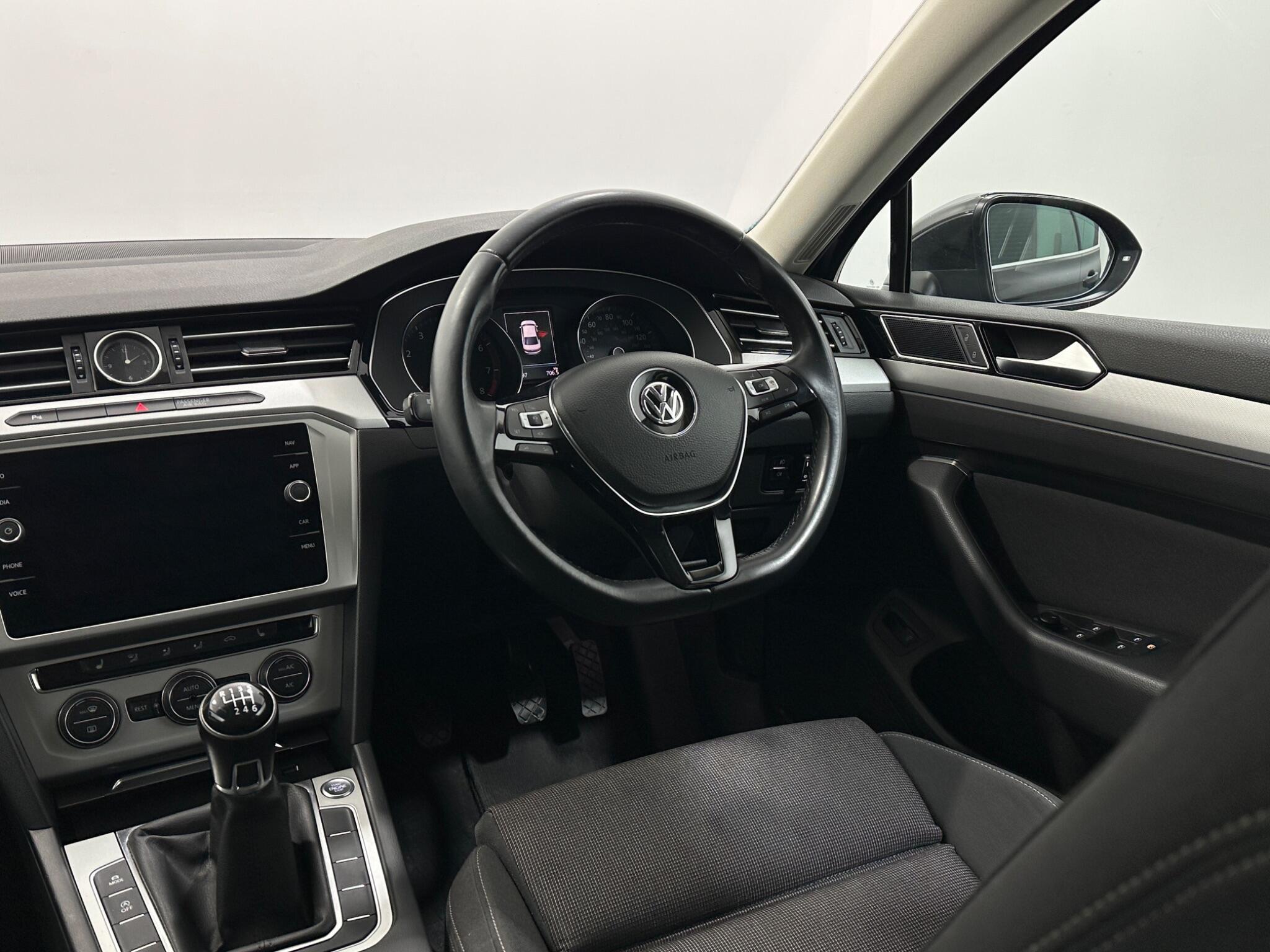 Volkswagen Passat view 12