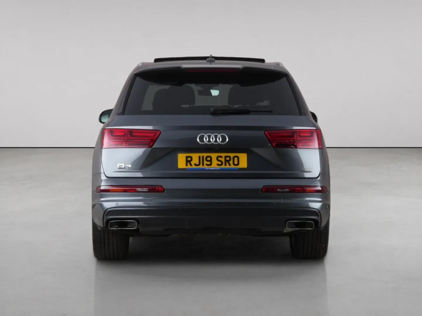 Audi Q7 view 7