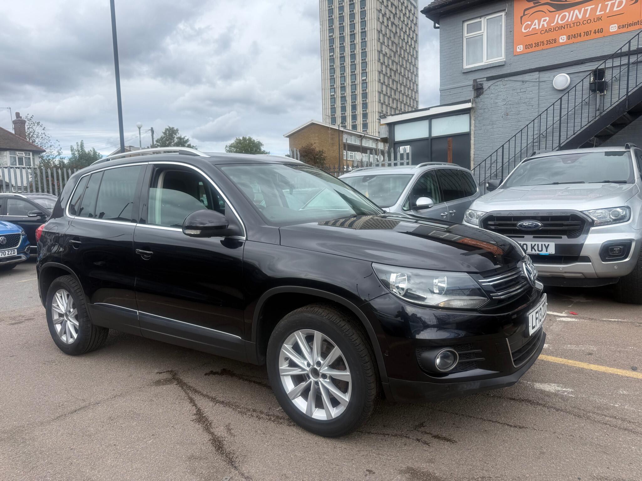 Volkswagen Tiguan view 2