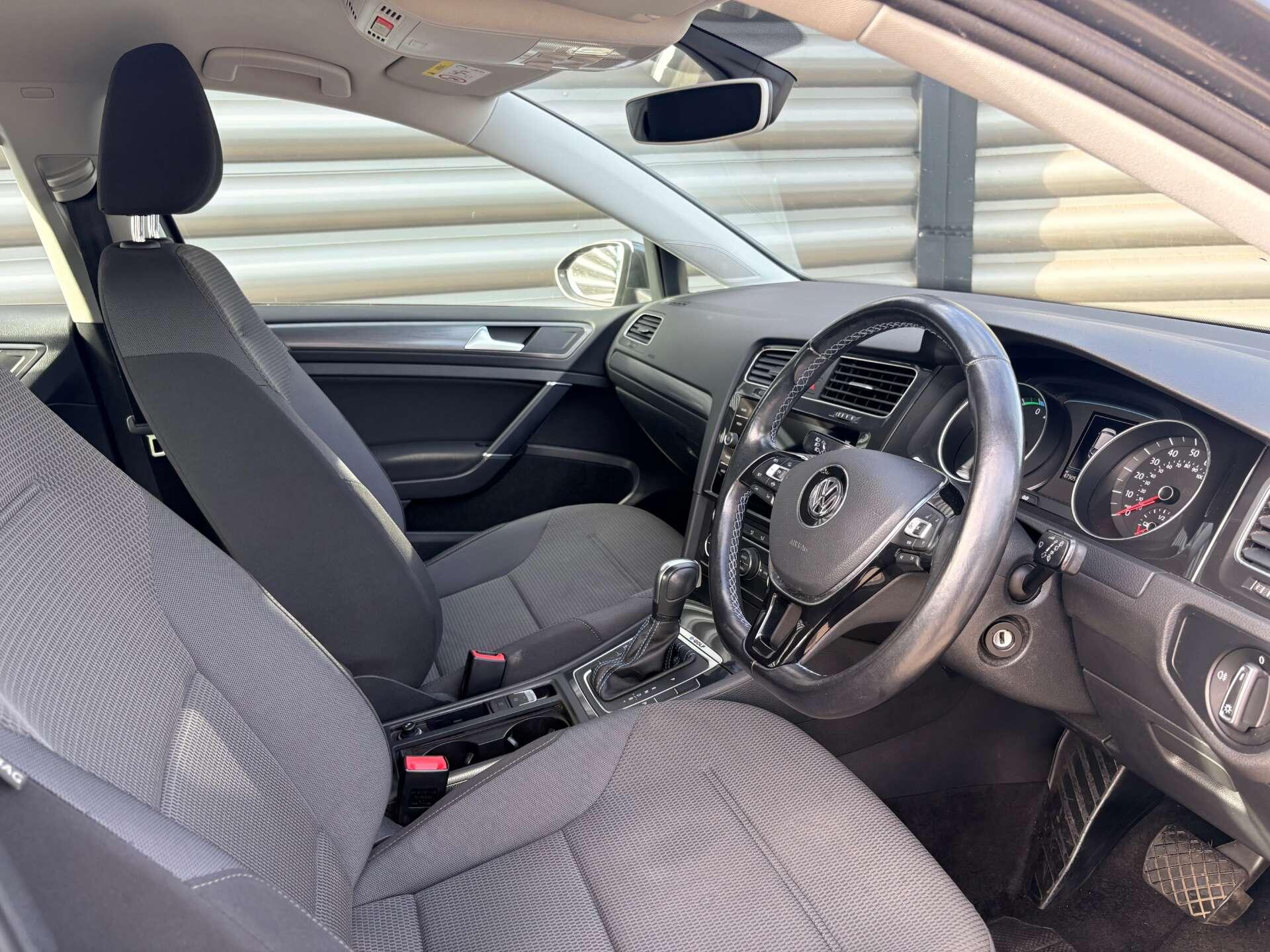 Volkswagen e-Golf view 10