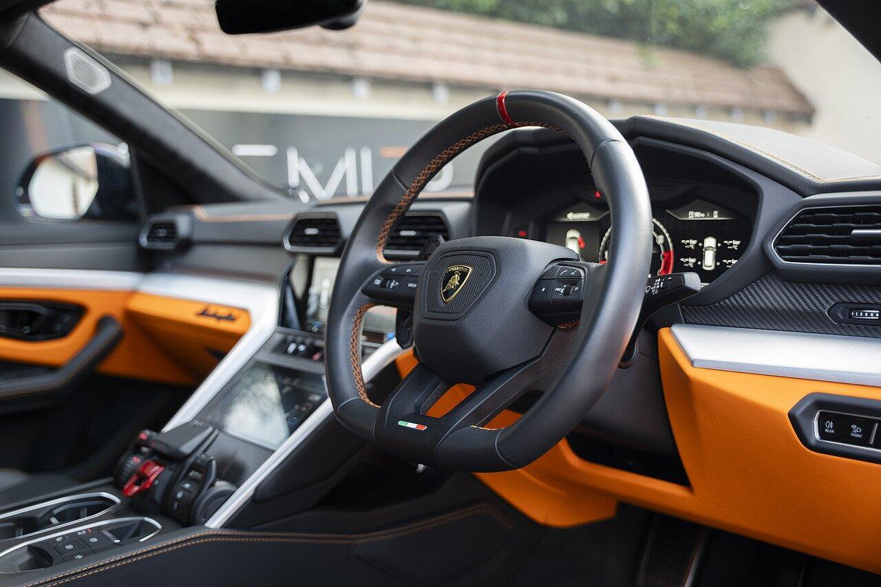 Lamborghini Urus view 7