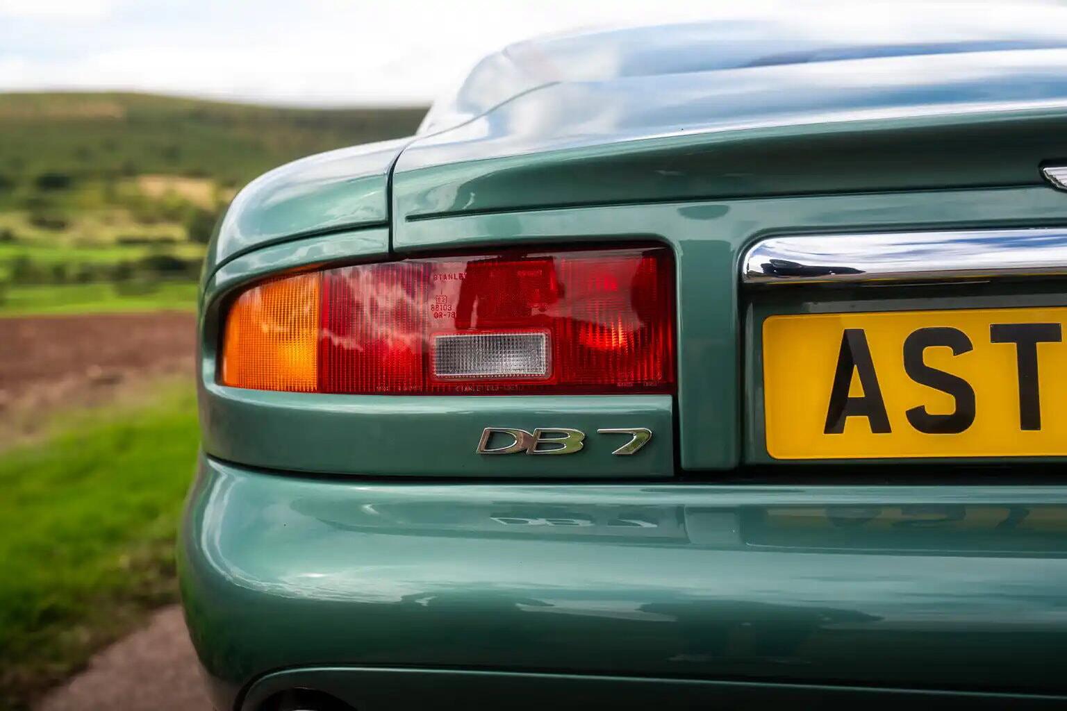 Aston Martin DB7 view 16