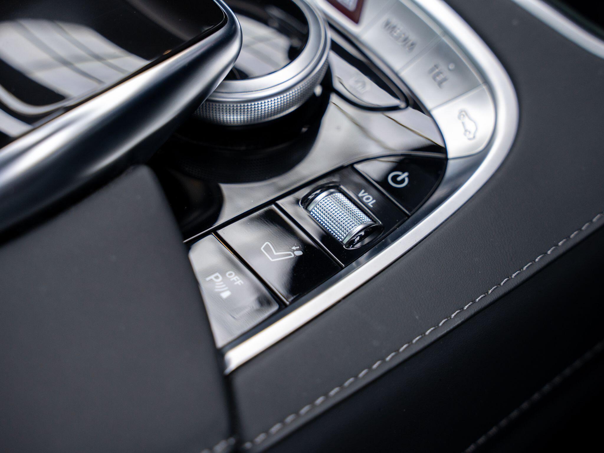 Mercedes-Benz S-Class view 32
