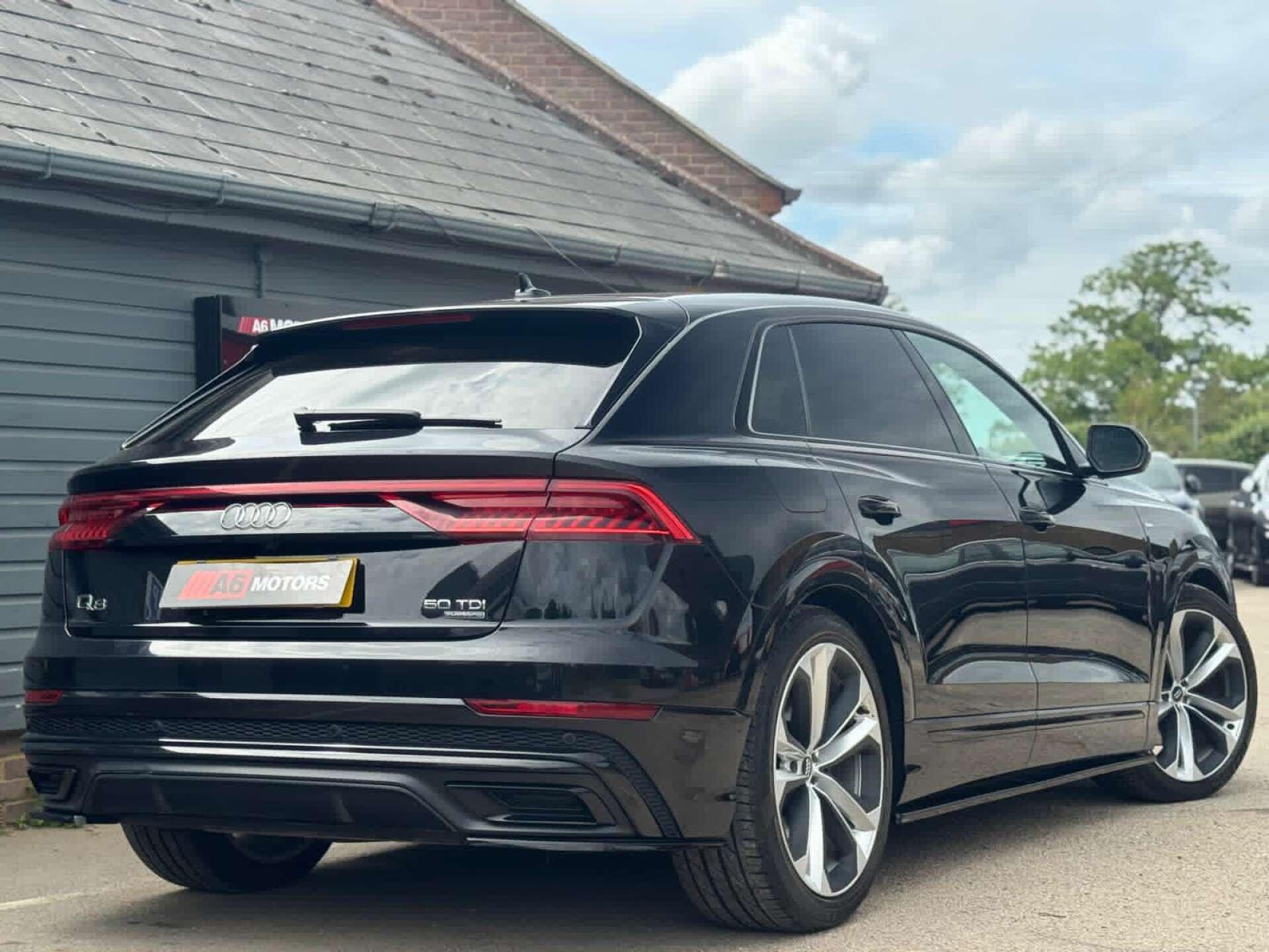 Audi Q8 view 8