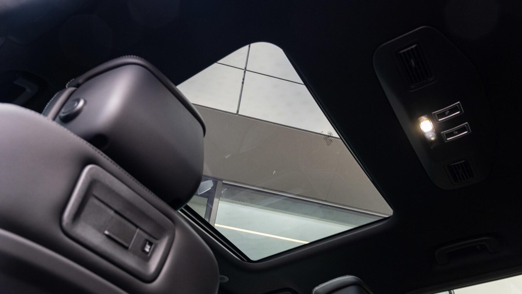 Land Rover Discovery view 35