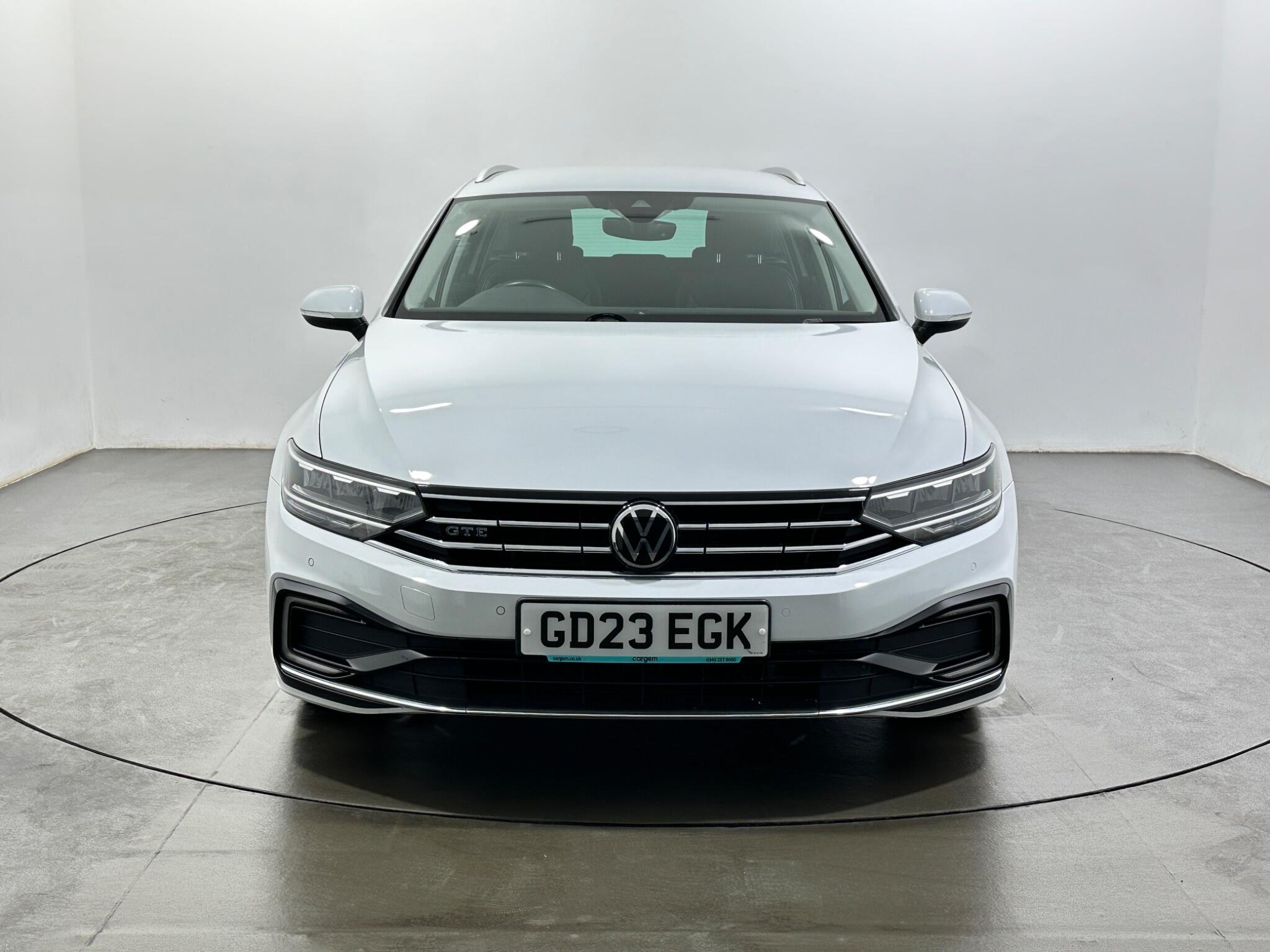 Volkswagen Passat view 3