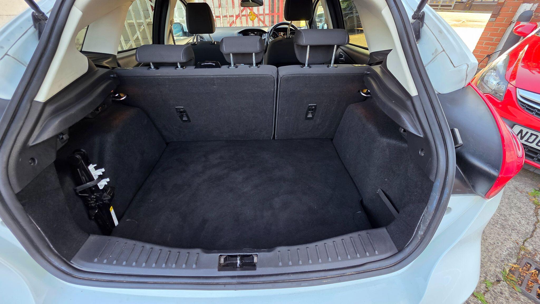 Ford Focus view 36