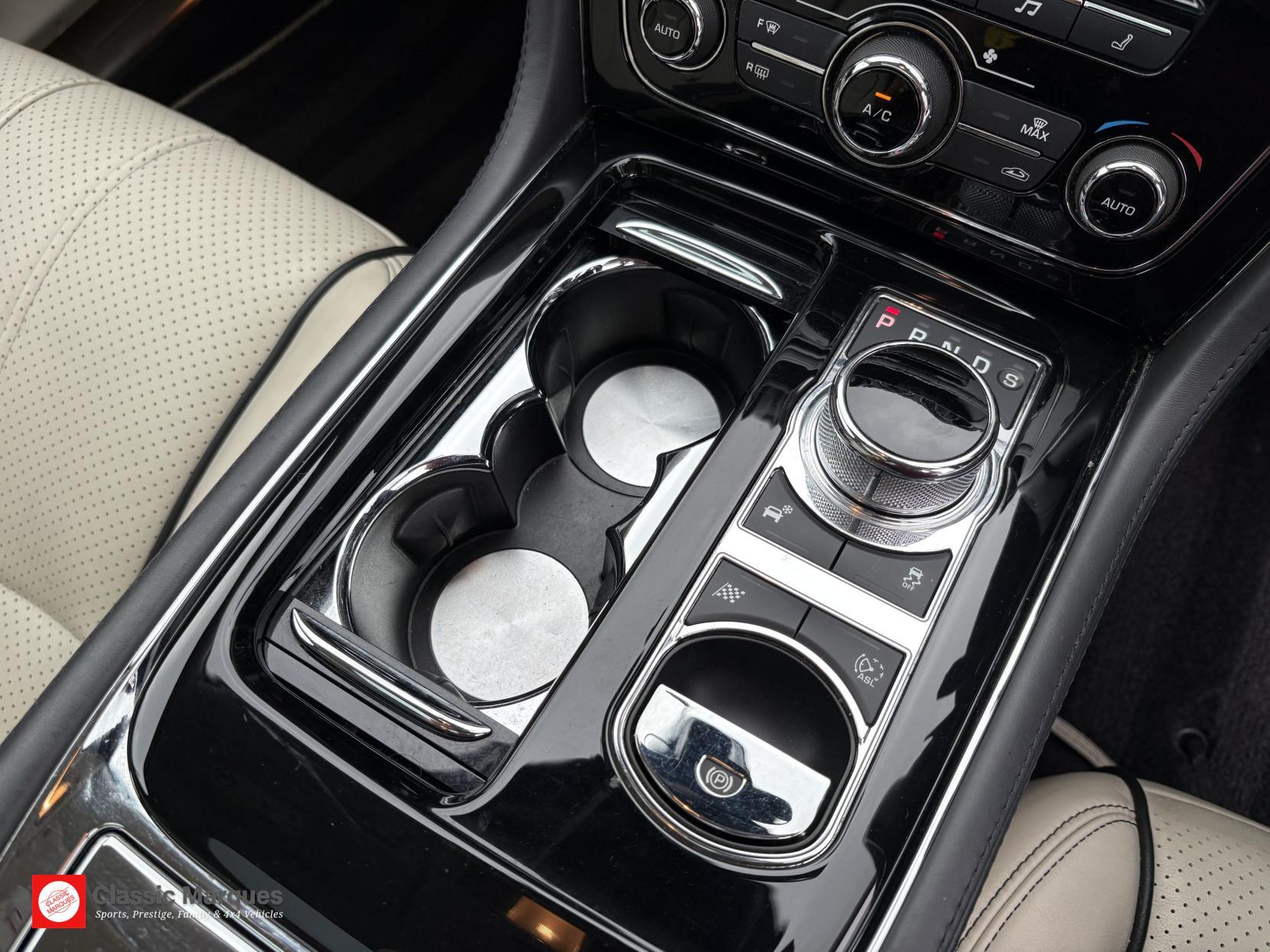 Jaguar XJ view 50