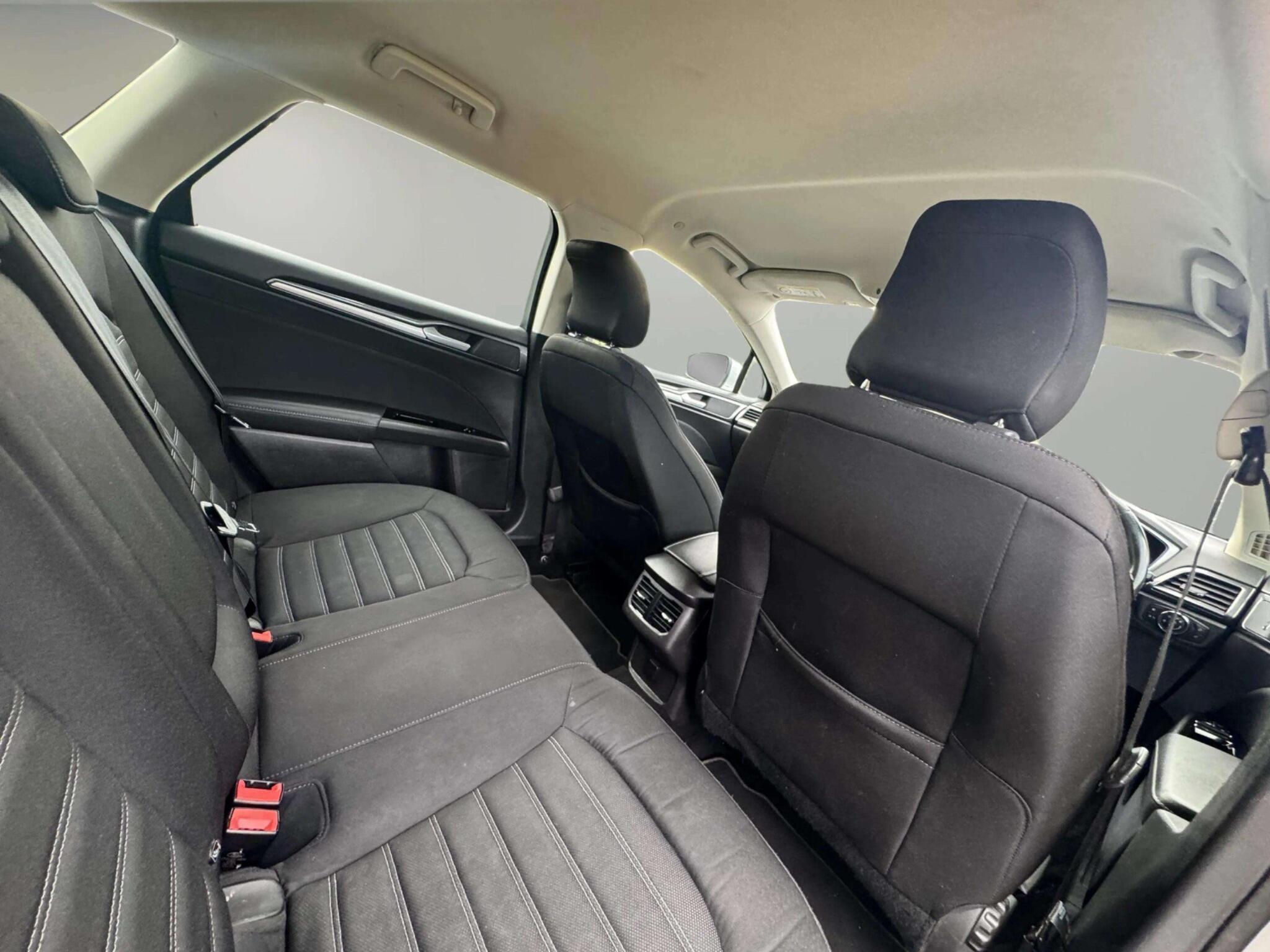 Ford Mondeo view 53