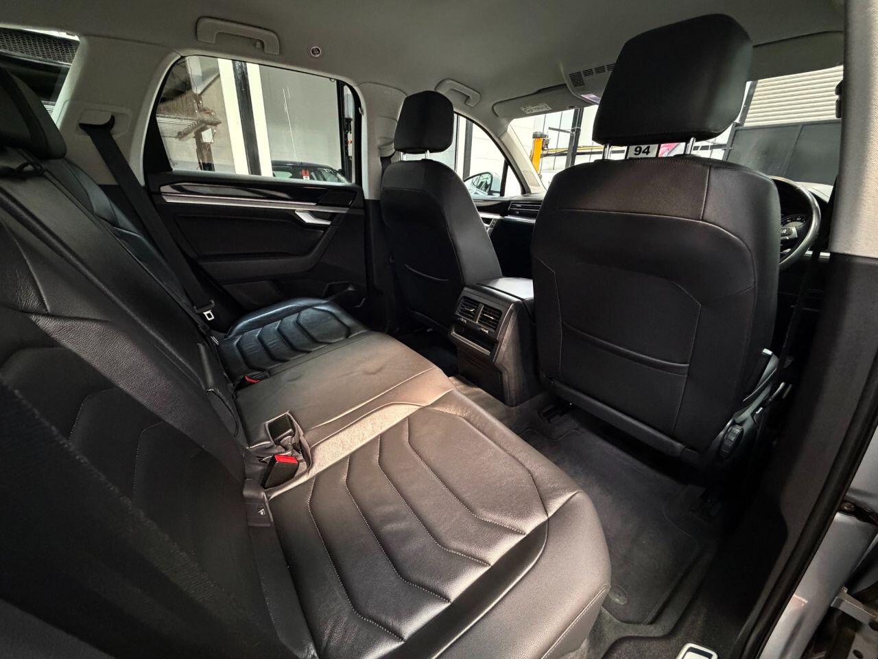 Volkswagen Touareg view 19