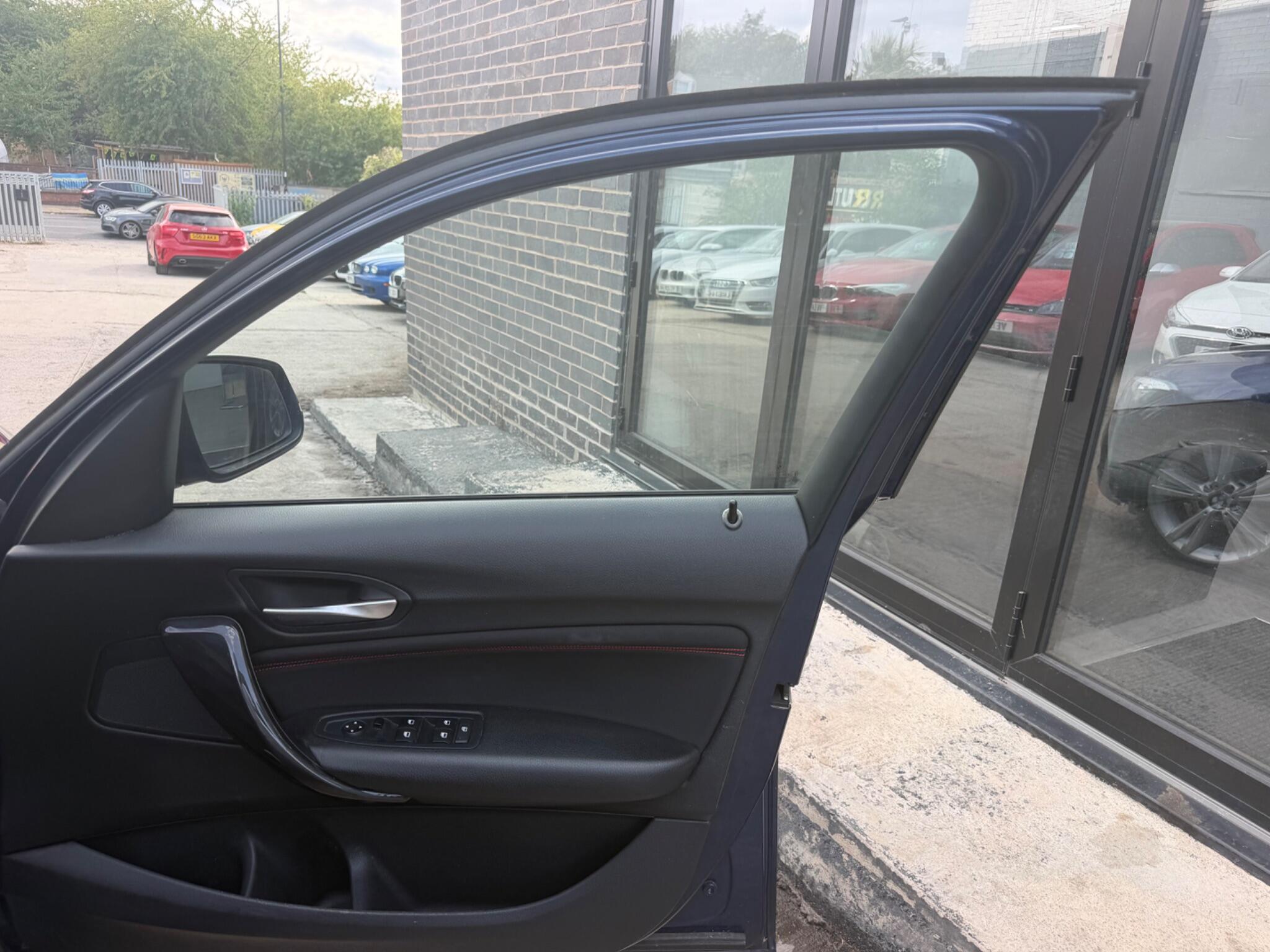 BMW 1 Series view 9