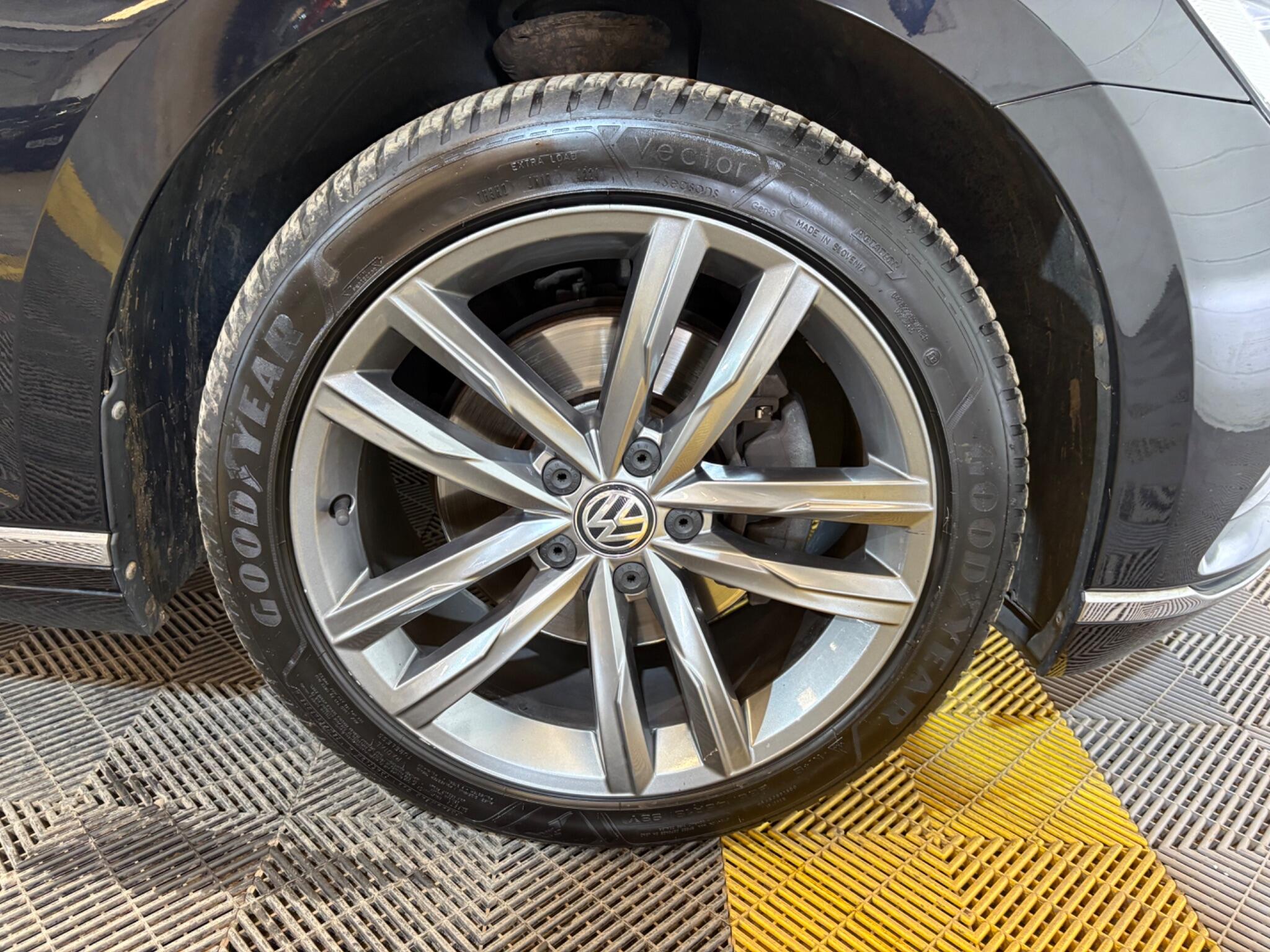 Volkswagen Passat view 20