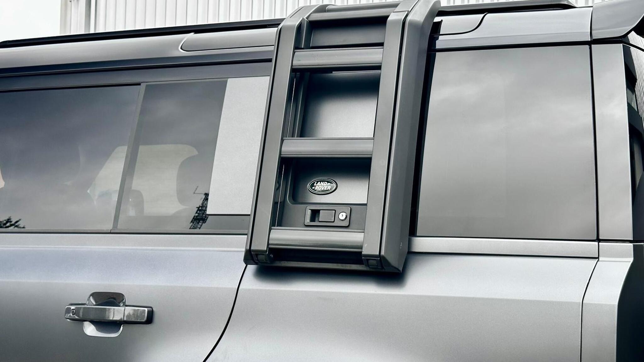 Land Rover Defender 110 view 19