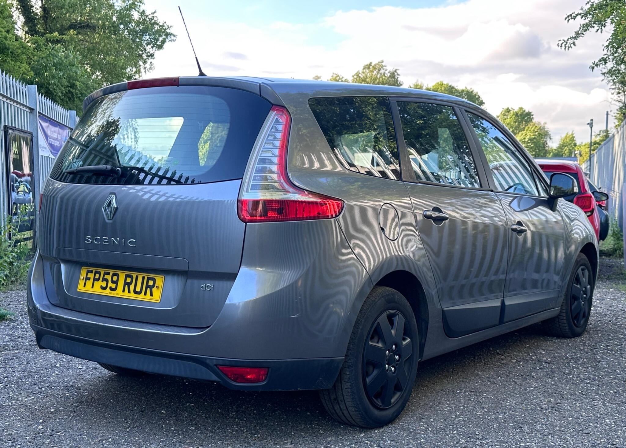 2010 Renault Grand Scenic image 13
