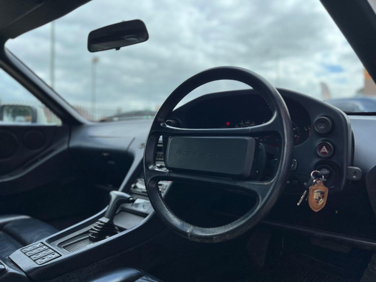 Porsche 928 view 12