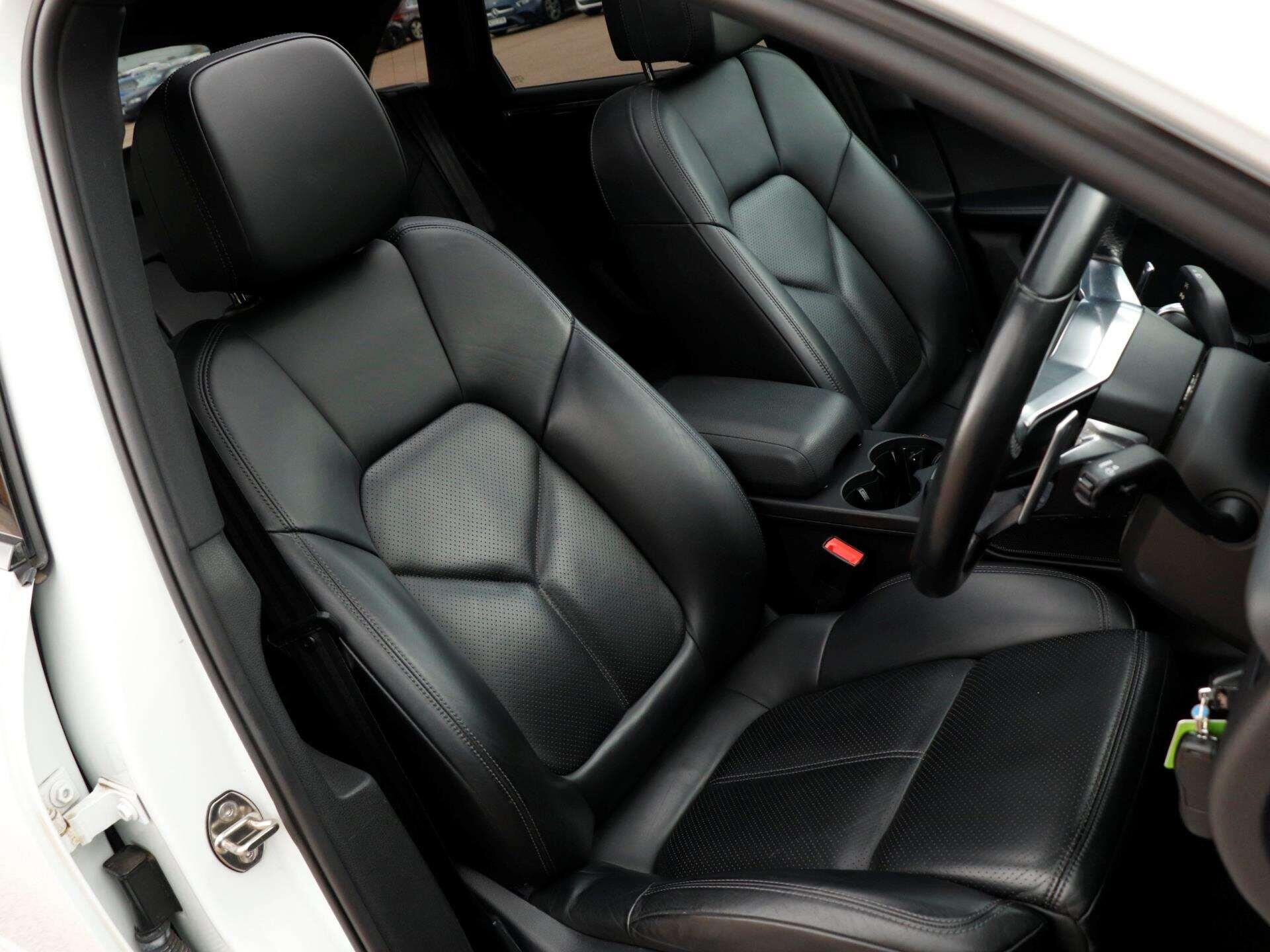 Porsche Macan view 22