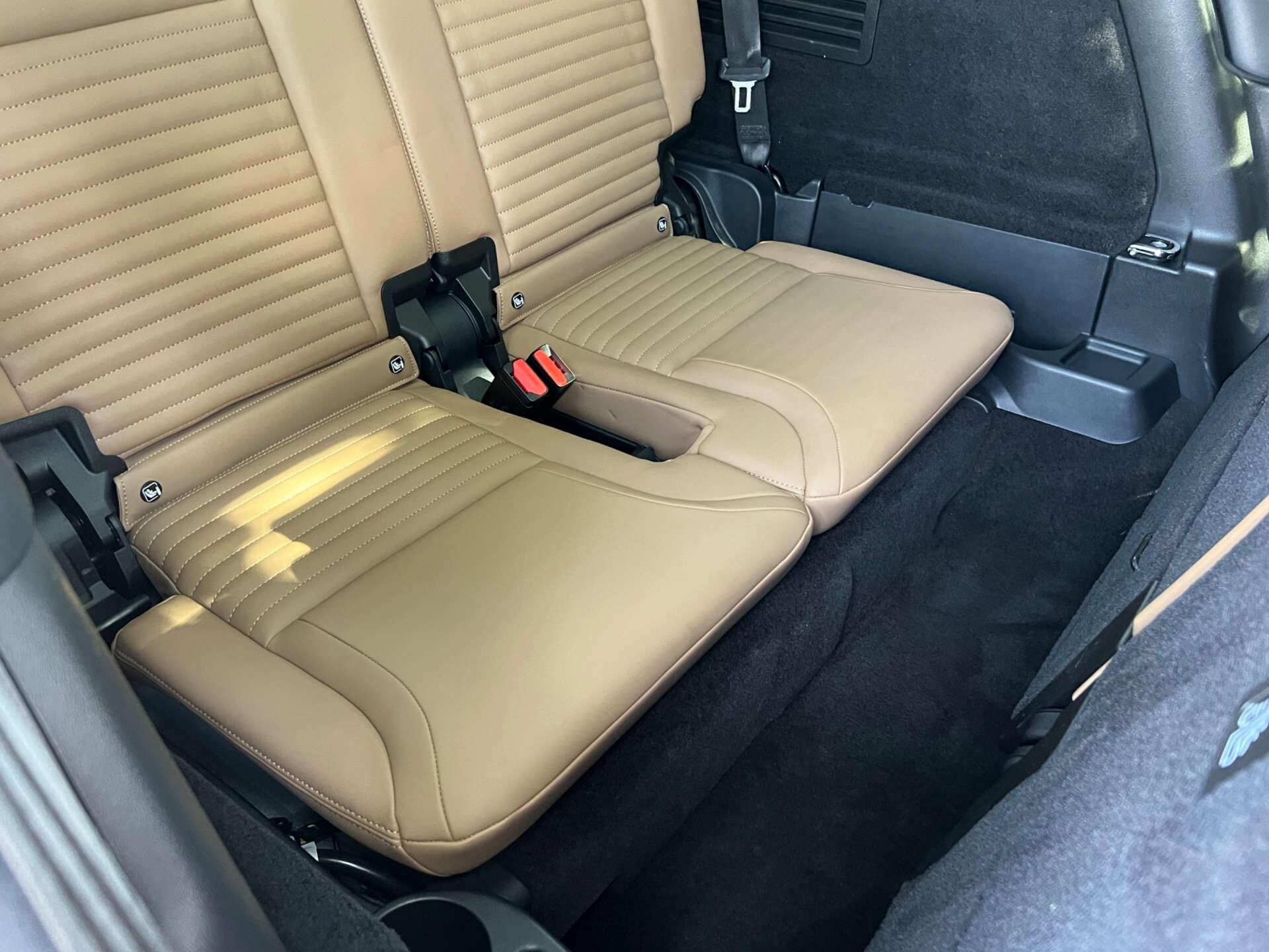 Land Rover Discovery view 16